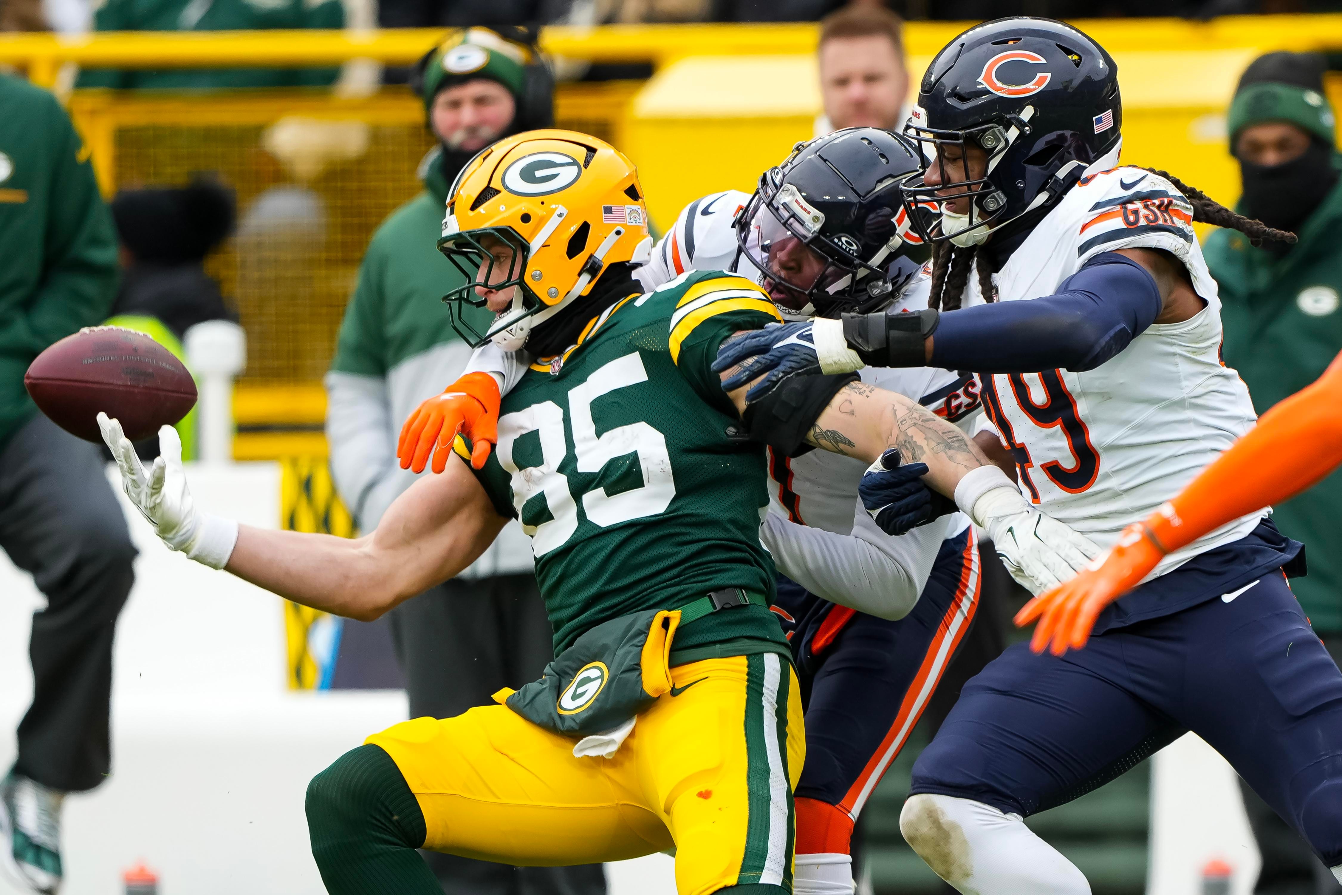 Tucker Kraft tenta completar uma recepção contra os Bears, em 5 de janeiro de 2025.
