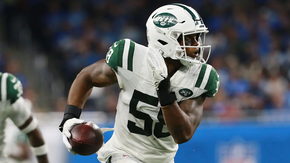 Darron Lee avança com a bola usando o uniforme dos Jets.