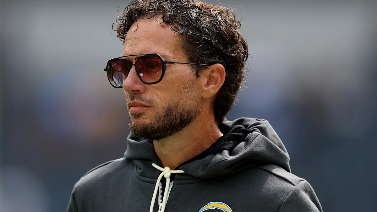 Mike McDaniel, coordenador ofensivo dos Chargers, durante atividade da equipe.