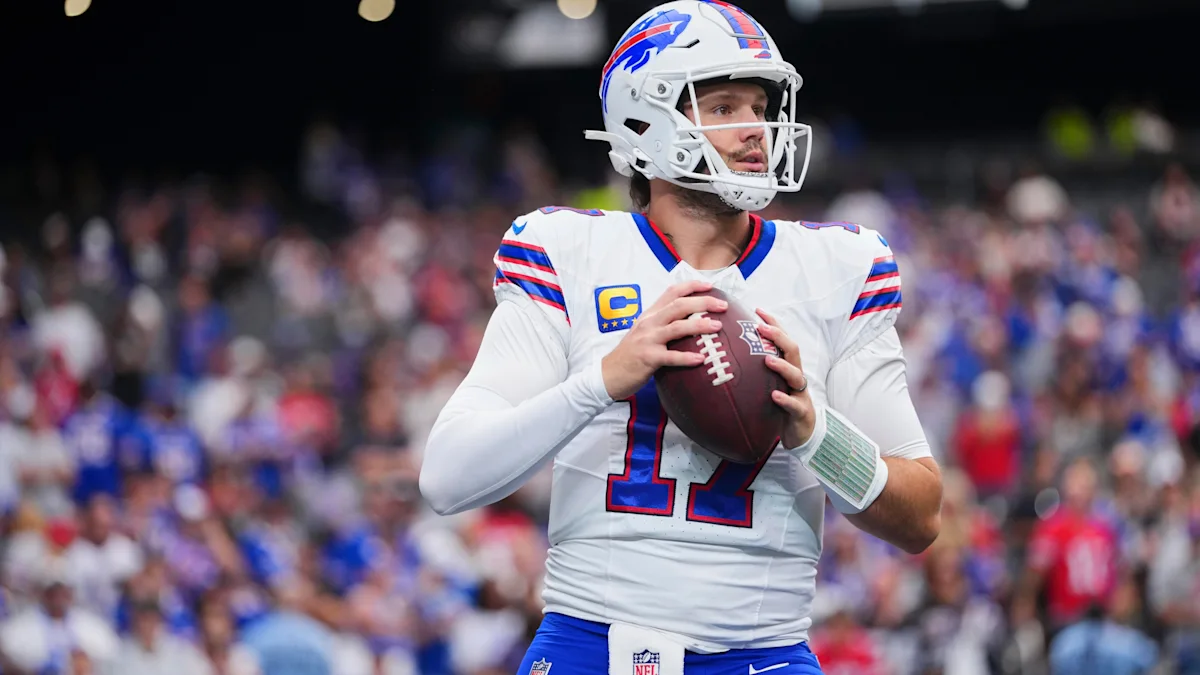 Josh Allen se aquece antes do jogo dos Bills contra os Raiders em Las Vegas.