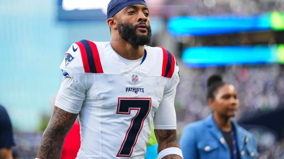Carlton Davis III, dos Patriots, à beira do campo.