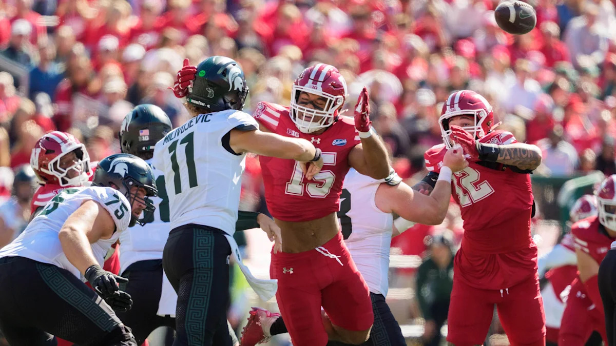 Sebastian Cheeks, de Wisconsin, pressiona Alessio Milivojevic, quarterback de Michigan State.