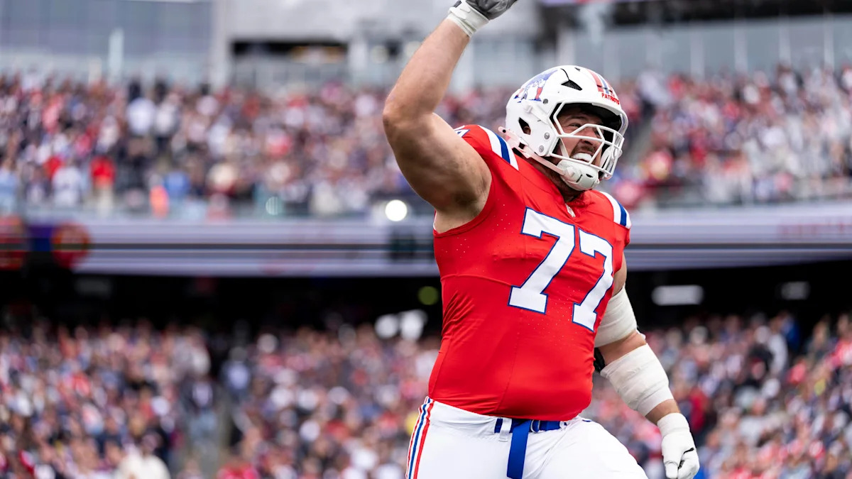 Ben Brown, guard dos Patriots, entra em campo antes do confronto com os Raiders.