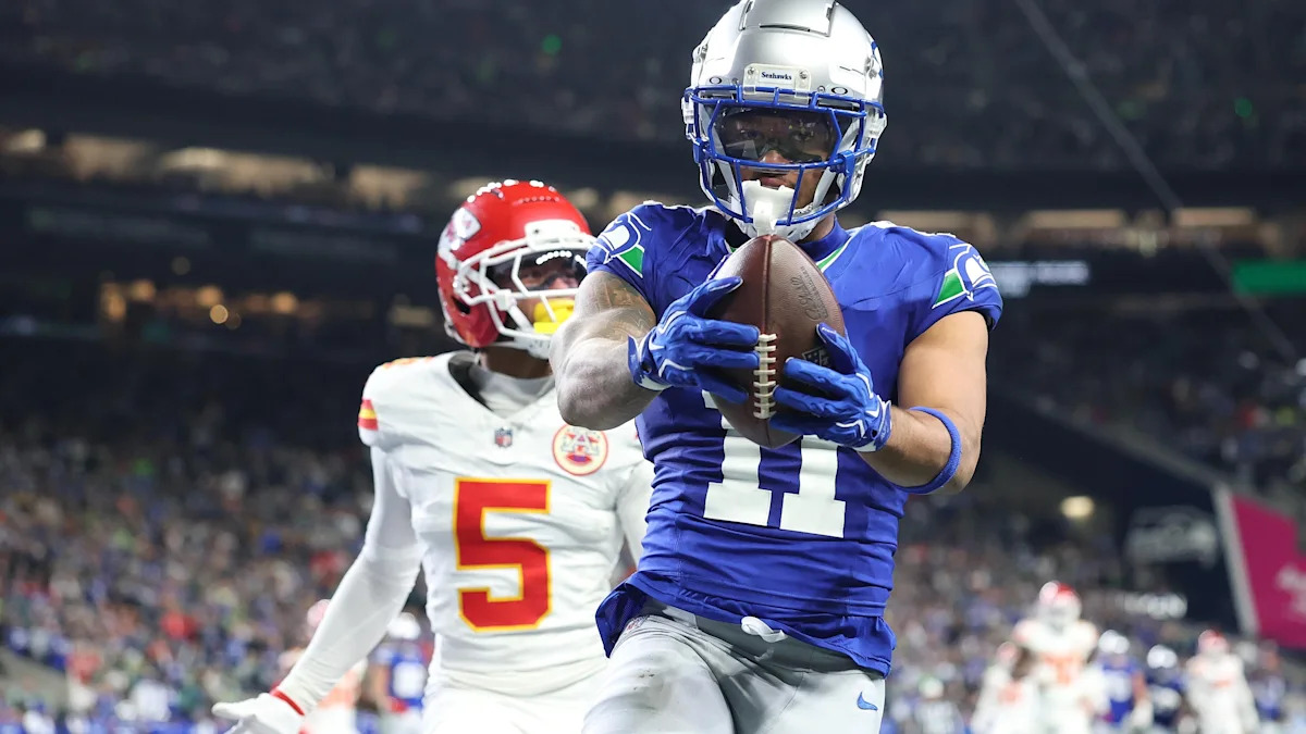 Jaxon Smith-Njigba recebe a bola pelos Seahawks sob marcação dos Chiefs.