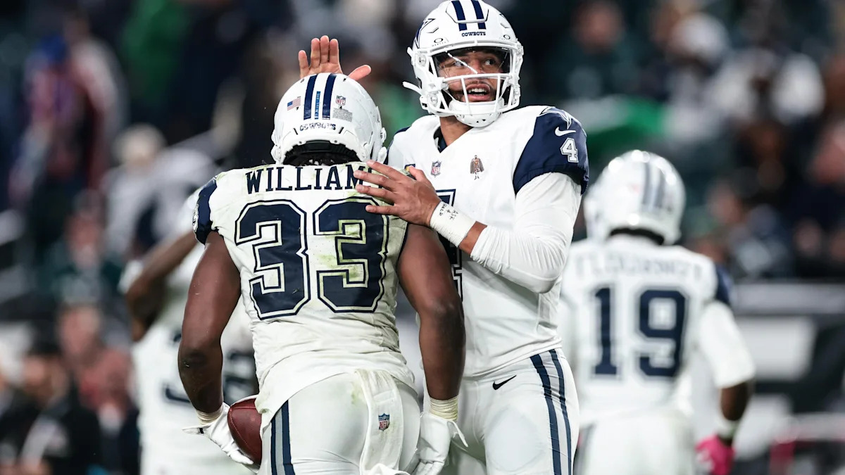 Dak Prescott e Javonte Williams durante partida dos Cowboys.