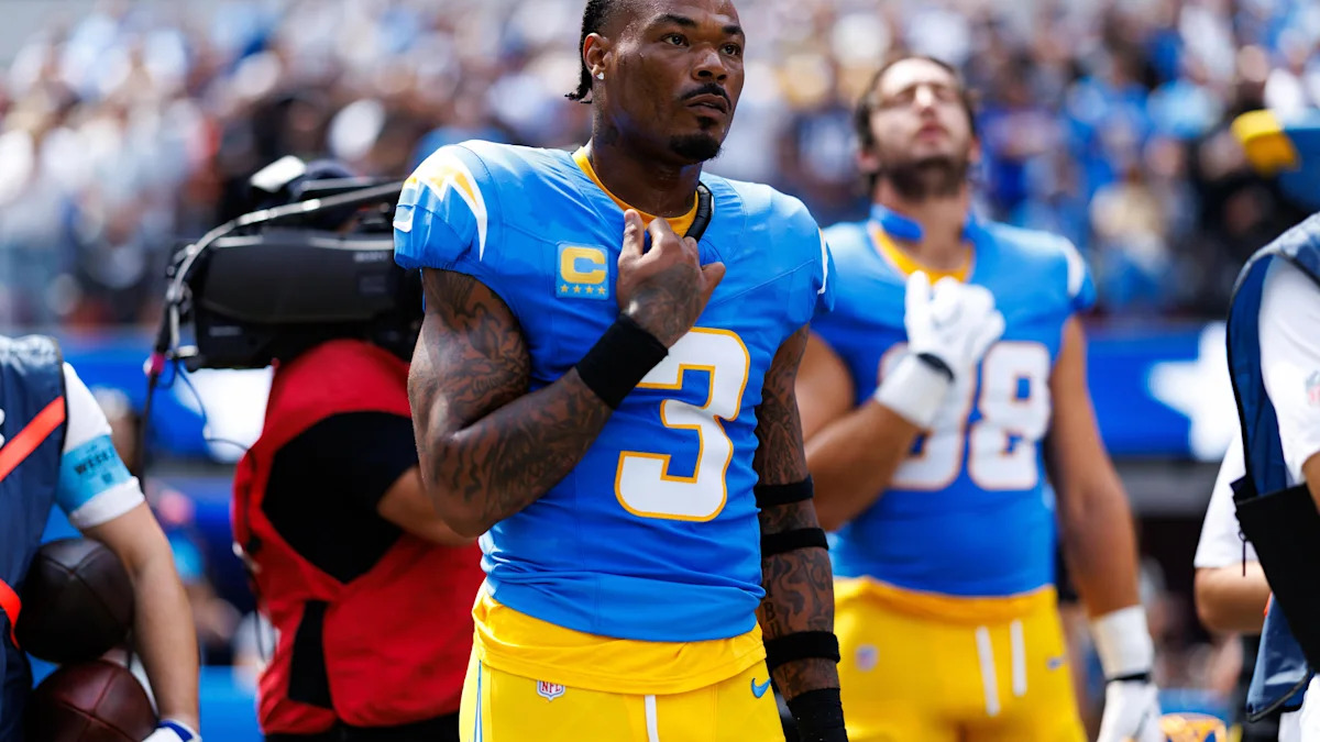 Derwin James, dos Chargers, durante o hino nacional antes de uma partida contra os Raiders.