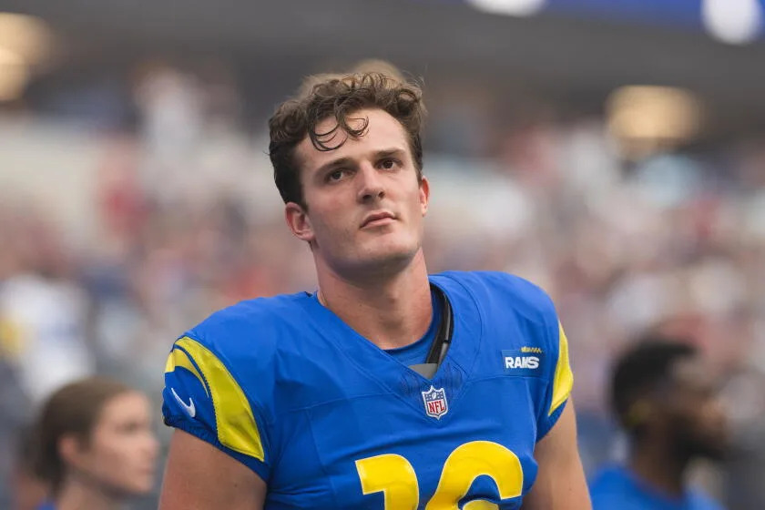 Joshua Karty, dos Rams, durante o hino nacional antes de uma partida.