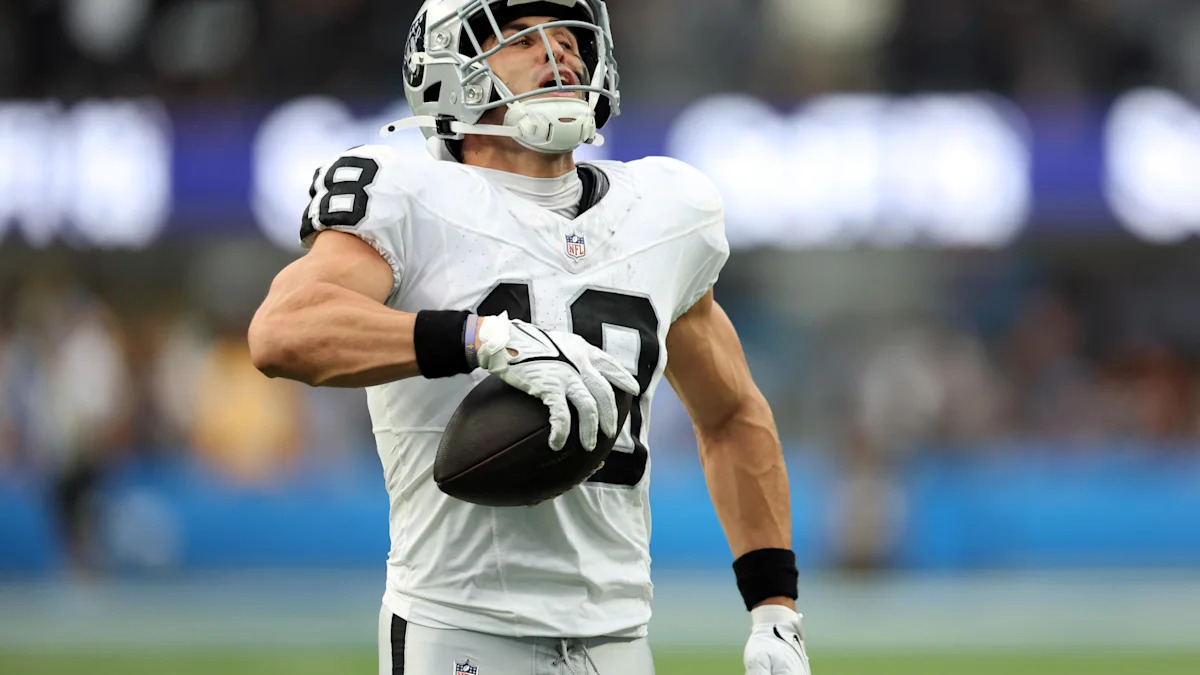 Jack Bech, dos Raiders, segura a bola durante atividade em campo.