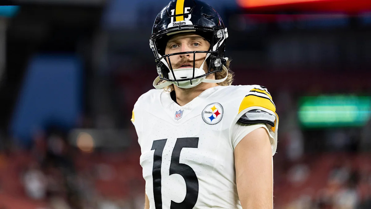 Ben Skowronek, wide receiver dos Steelers, em campo.