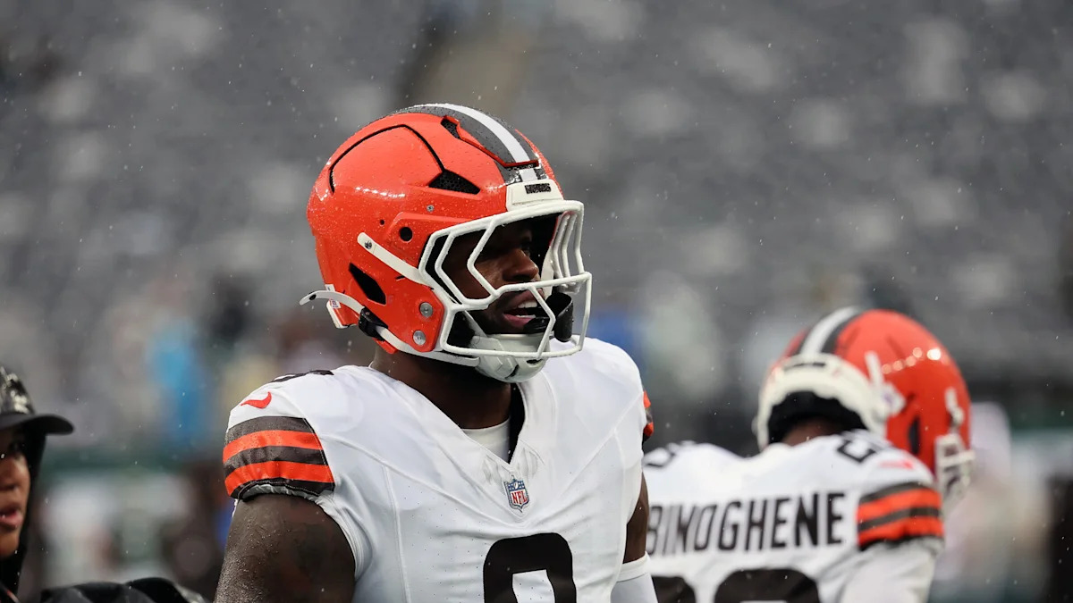 Jogador dos Browns com capacete e uniforme branco à beira do campo.