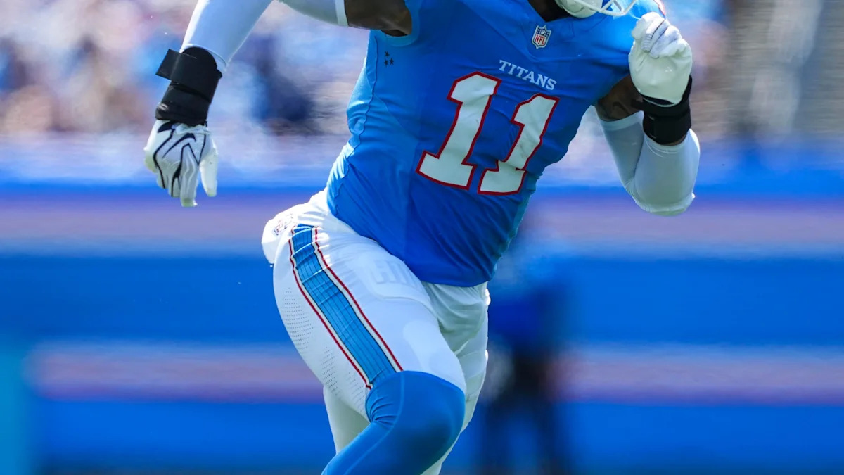 Jermaine Johnson II, dos Titans, durante uma partida contra os Jets.