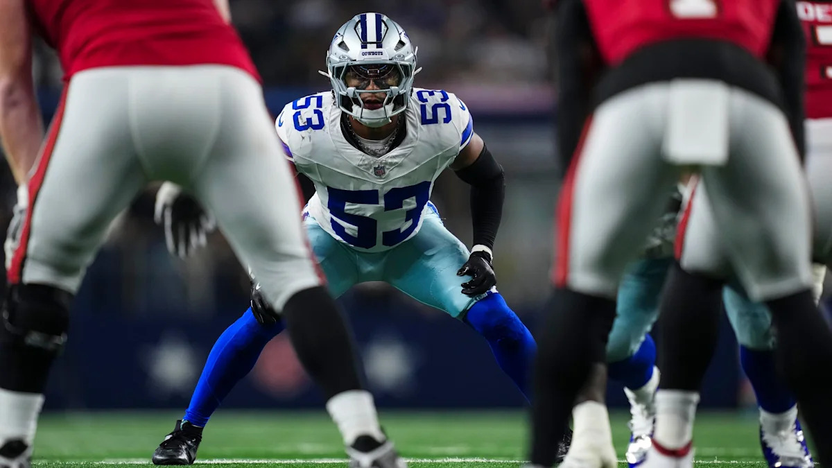 Dee Winters, com a camisa 53 dos Cowboys, se posiciona diante do ataque adversário.