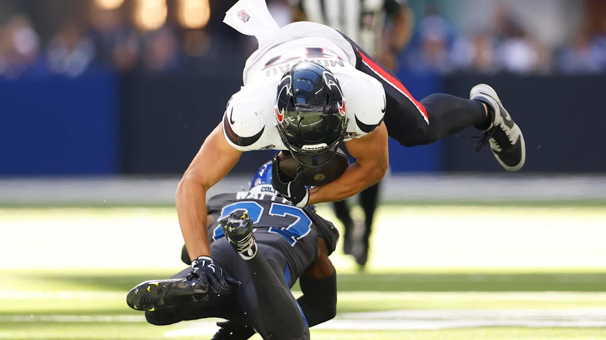Justin Walley, dos Colts, tenta derrubar Foster Moreau, dos Texans.