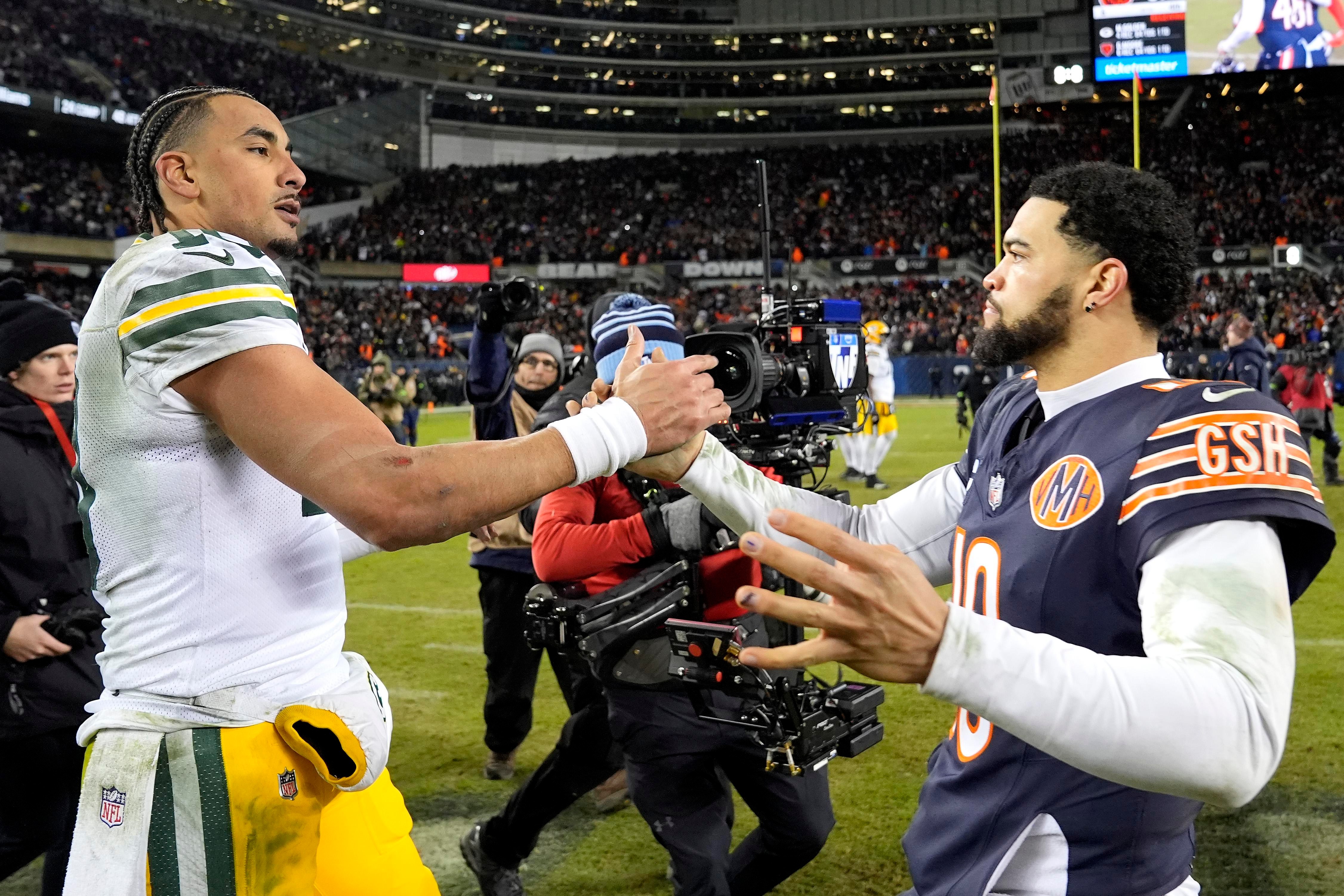 Jogadores de Packers e Bears se cumprimentam em campo.