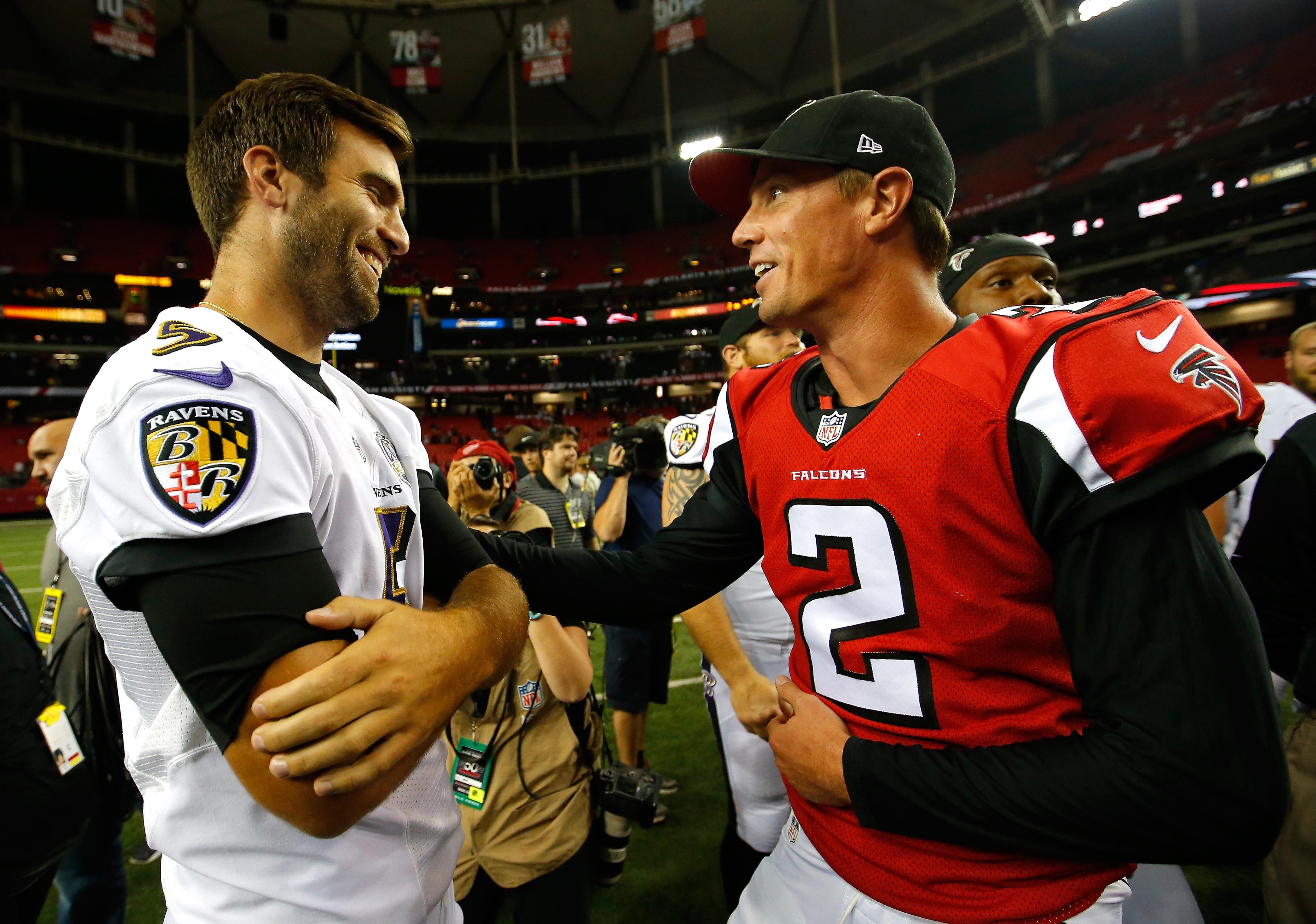 Matt Ryan, dos Falcons, conversa com Joe Flacco, dos Ravens, em Atlanta, em 3 de setembro de 2015.