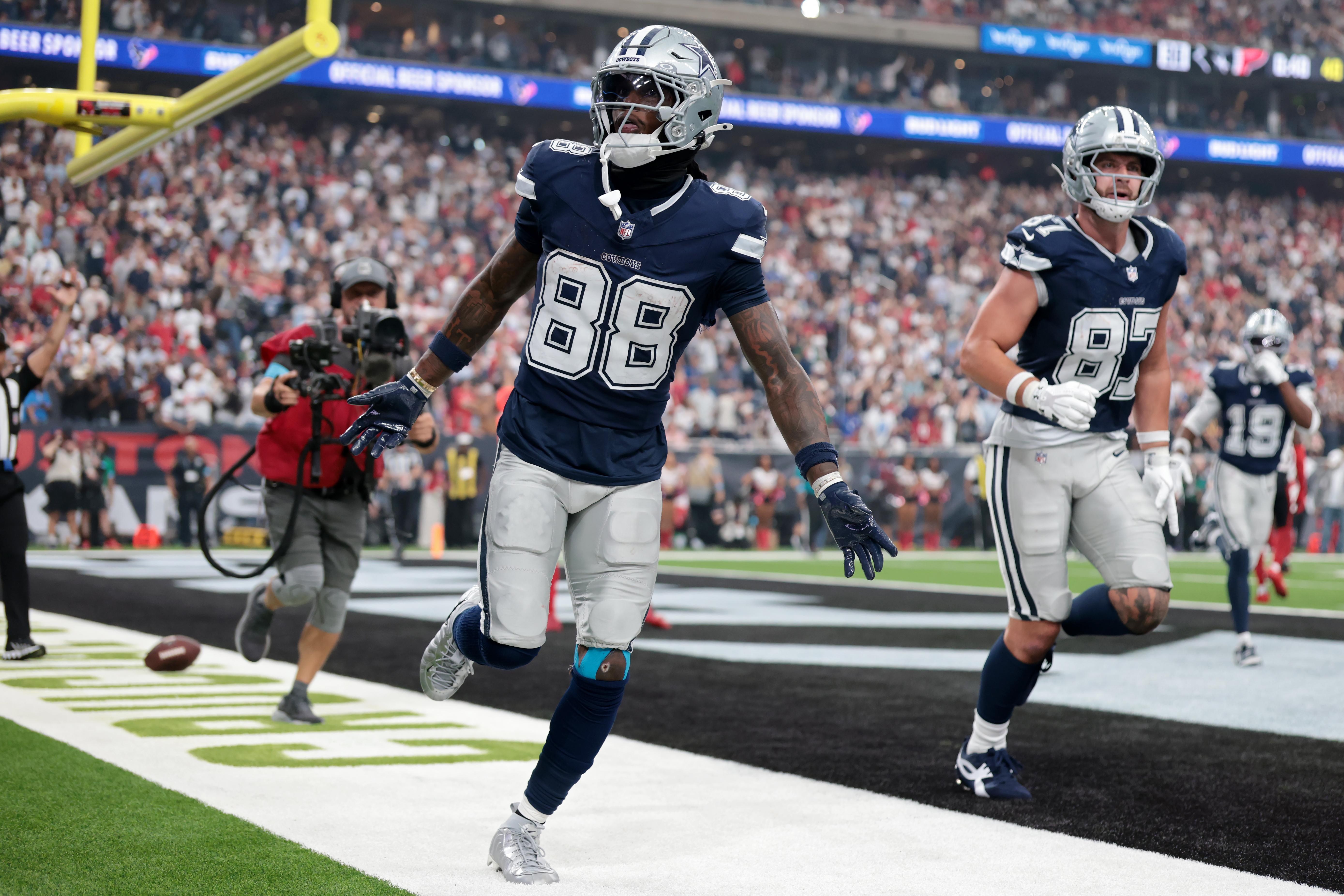 CeeDee Lamb comemora um touchdown dos Cowboys contra os Texans em Houston, em 4 de outubro de 2026.