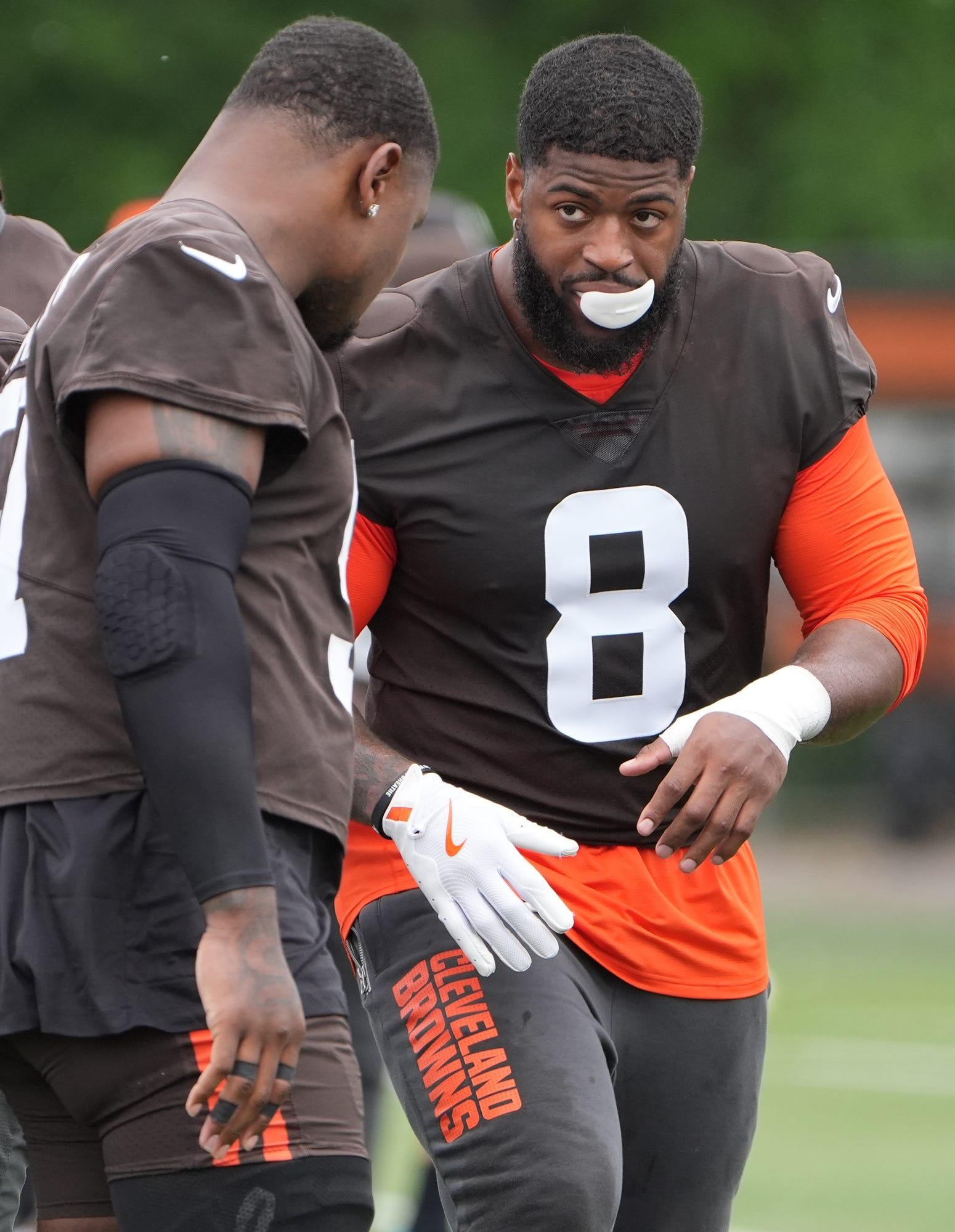 Jogadores dos Browns durante uma conversa em campo.