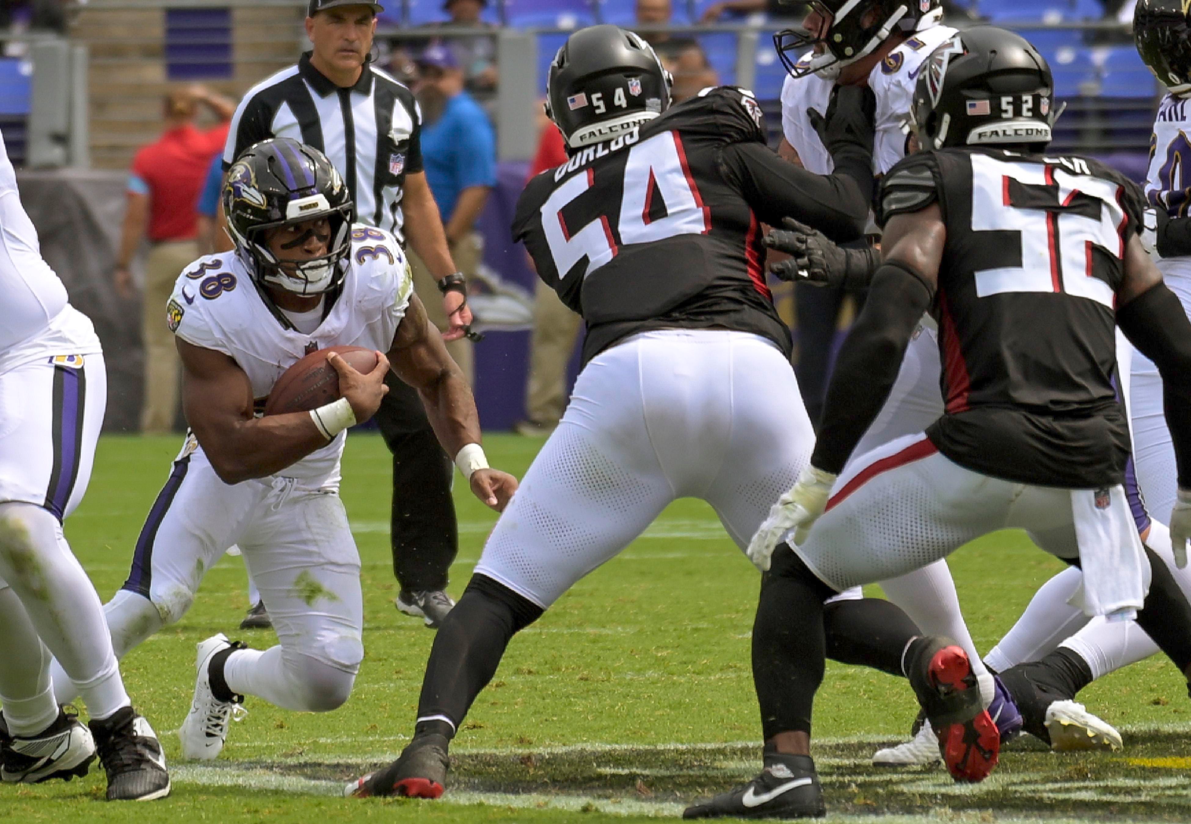 Chris Collier, dos Ravens, carrega a bola contra Brandon Dorlus, dos Falcons, na pré-temporada em Baltimore, em 17 de agosto de 2024.