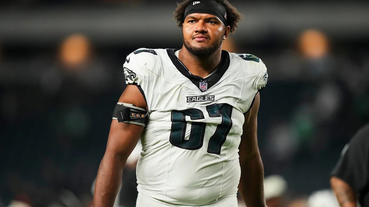 John Ojukwu deixa o campo após jogo de pré-temporada dos Eagles contra os Bengals, em 28 de agosto de 2026.