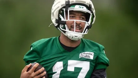 Tim Patrick durante atividade dos Jets.