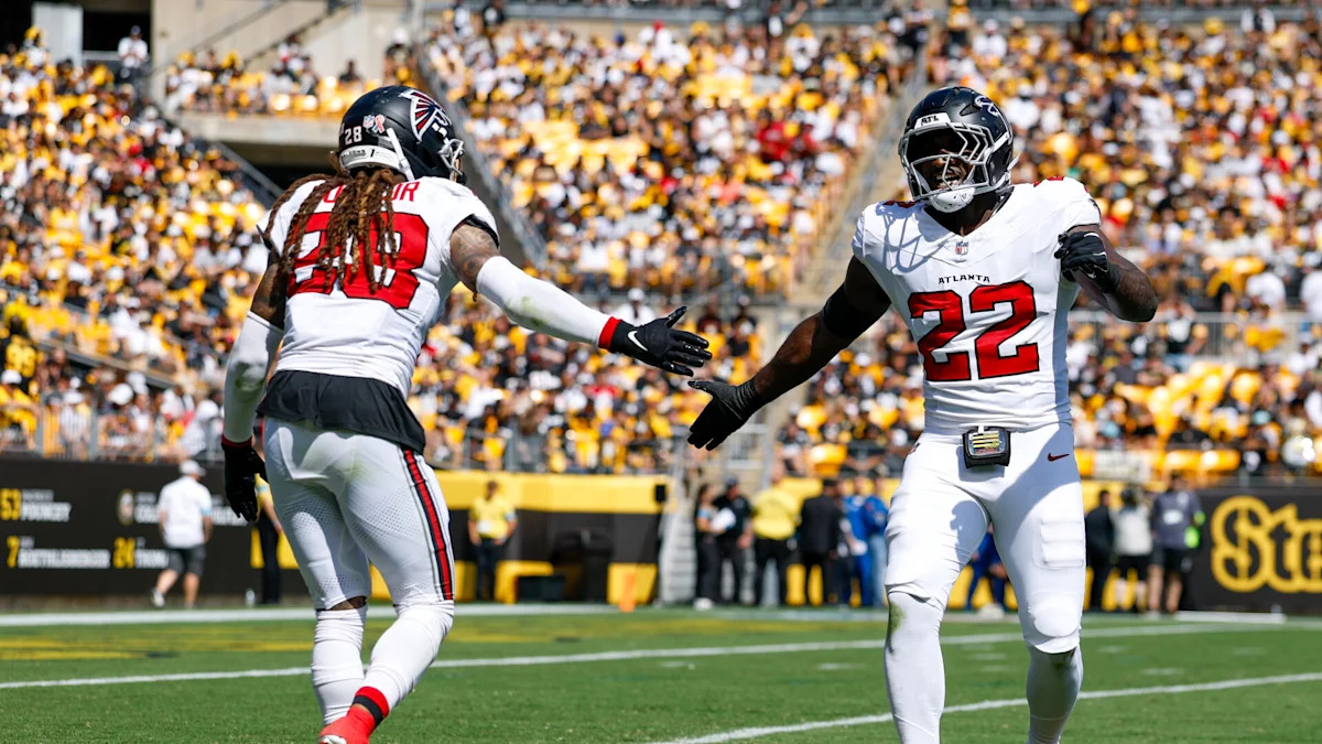 Jogadores de Falcons e Buccaneers durante uma partida.