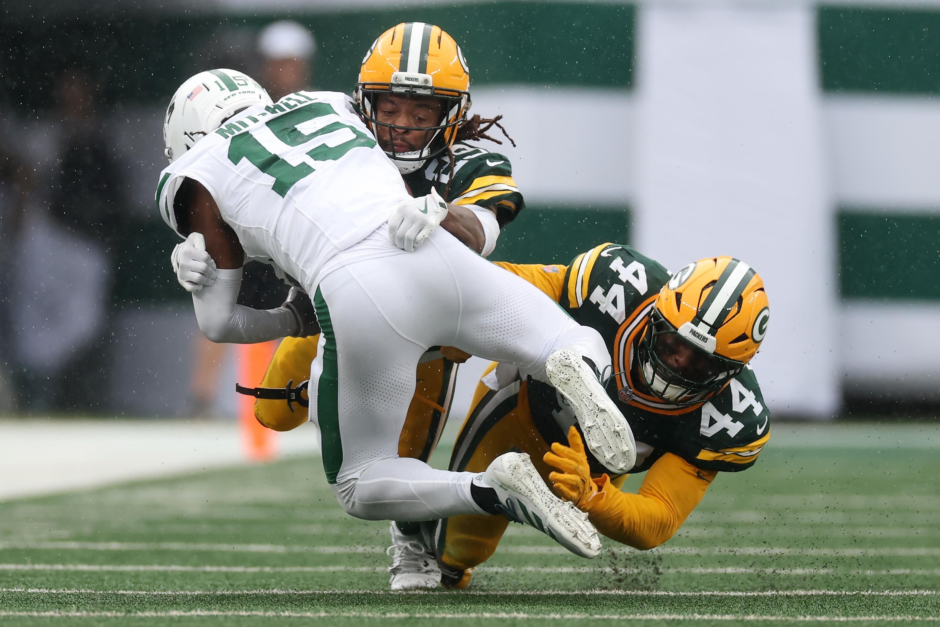Xavier McKinney e Zaire Franklin, dos Packers, defendem contra Adonai Mitchell, dos Jets, em 20 de setembro de 2026.