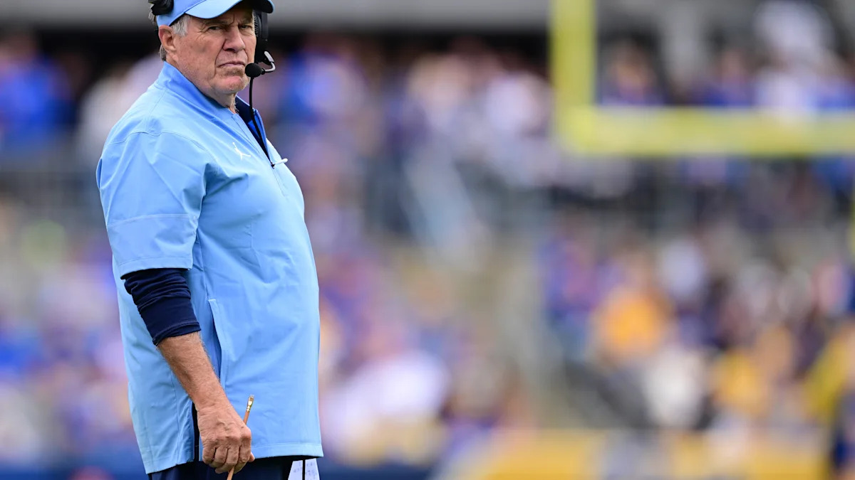 Bill Belichick acompanha North Carolina à margem do campo contra Pittsburgh, em 10 de outubro de 2026.