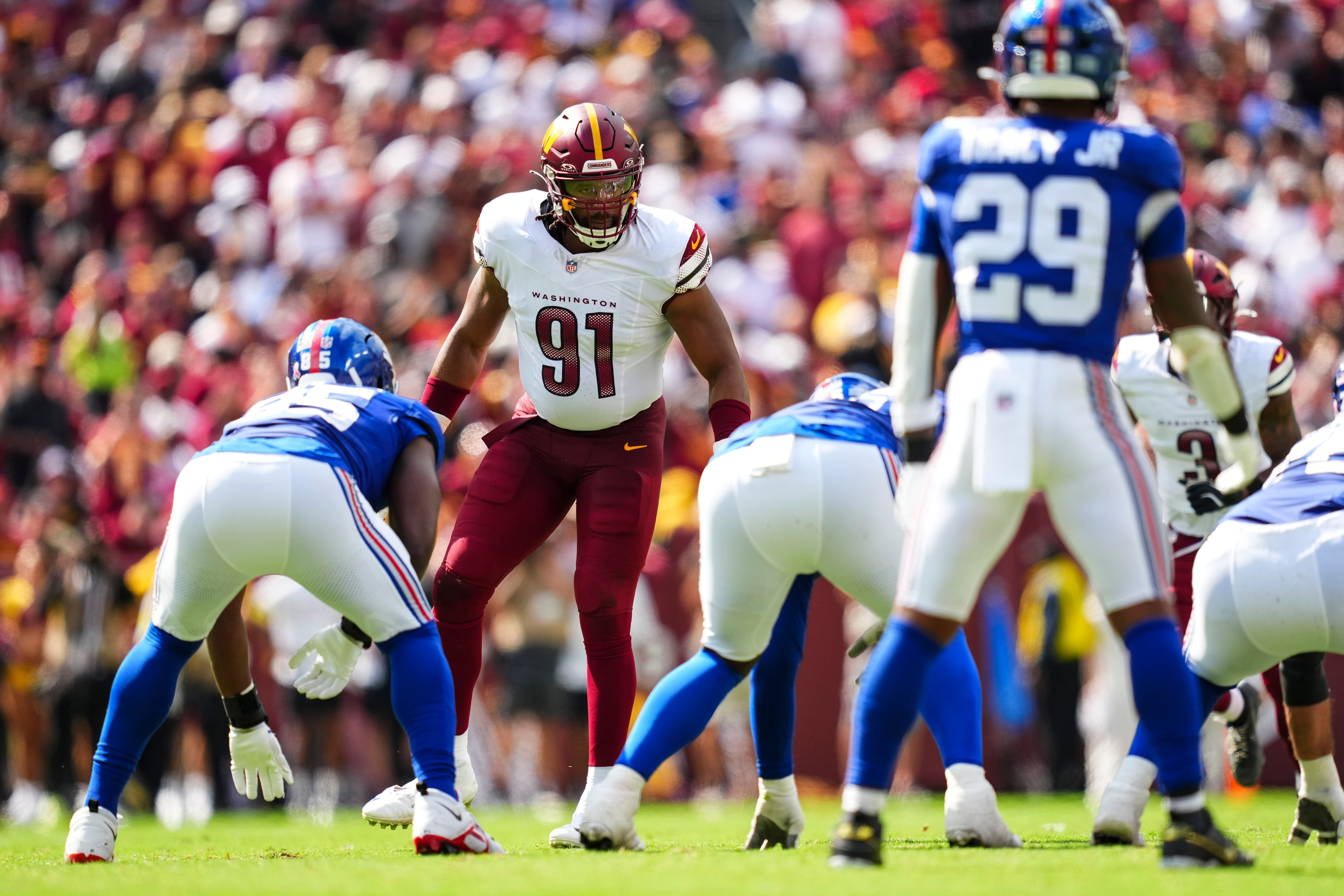 Deatrich Wise Jr., dos Commanders, se posiciona antes do snap contra os Giants.