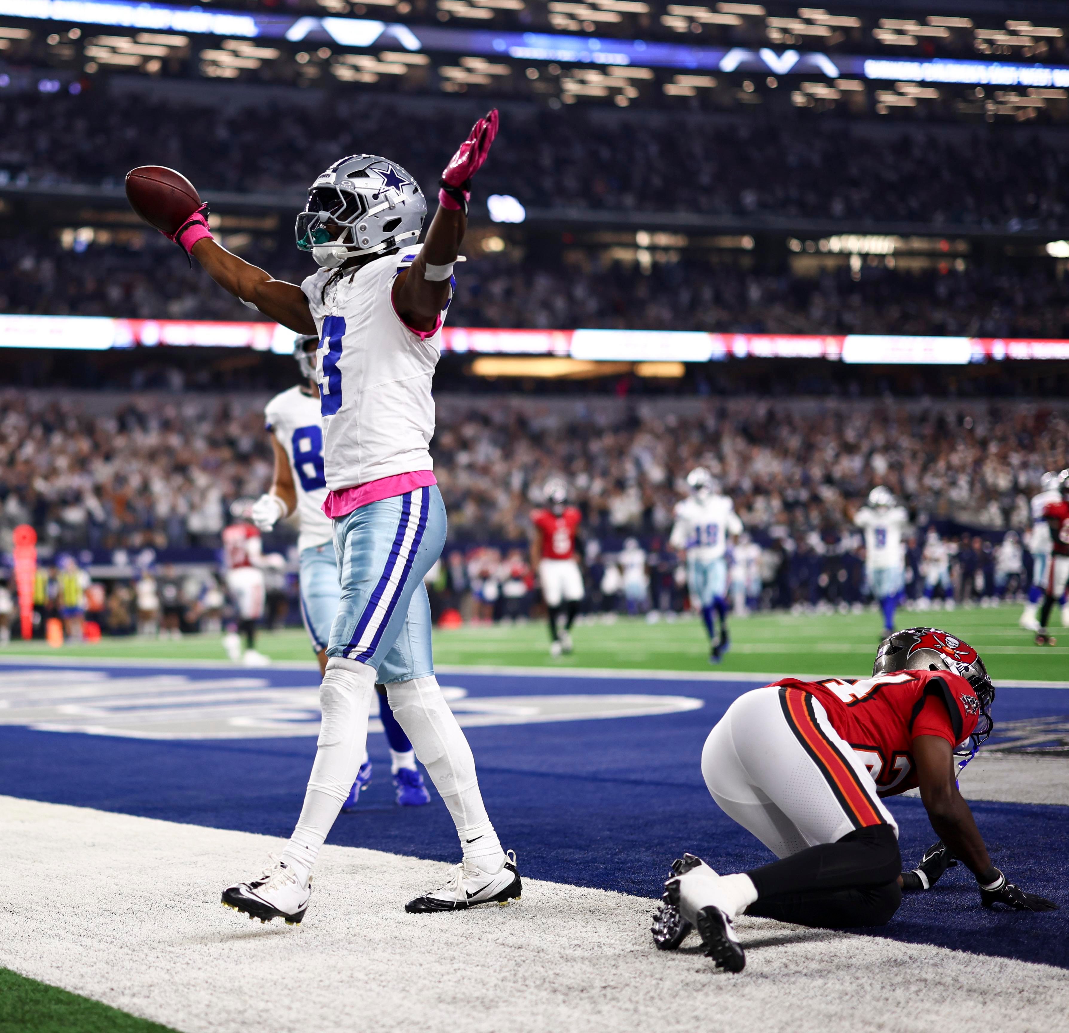 George Pickens, dos Cowboys, comemora um touchdown.