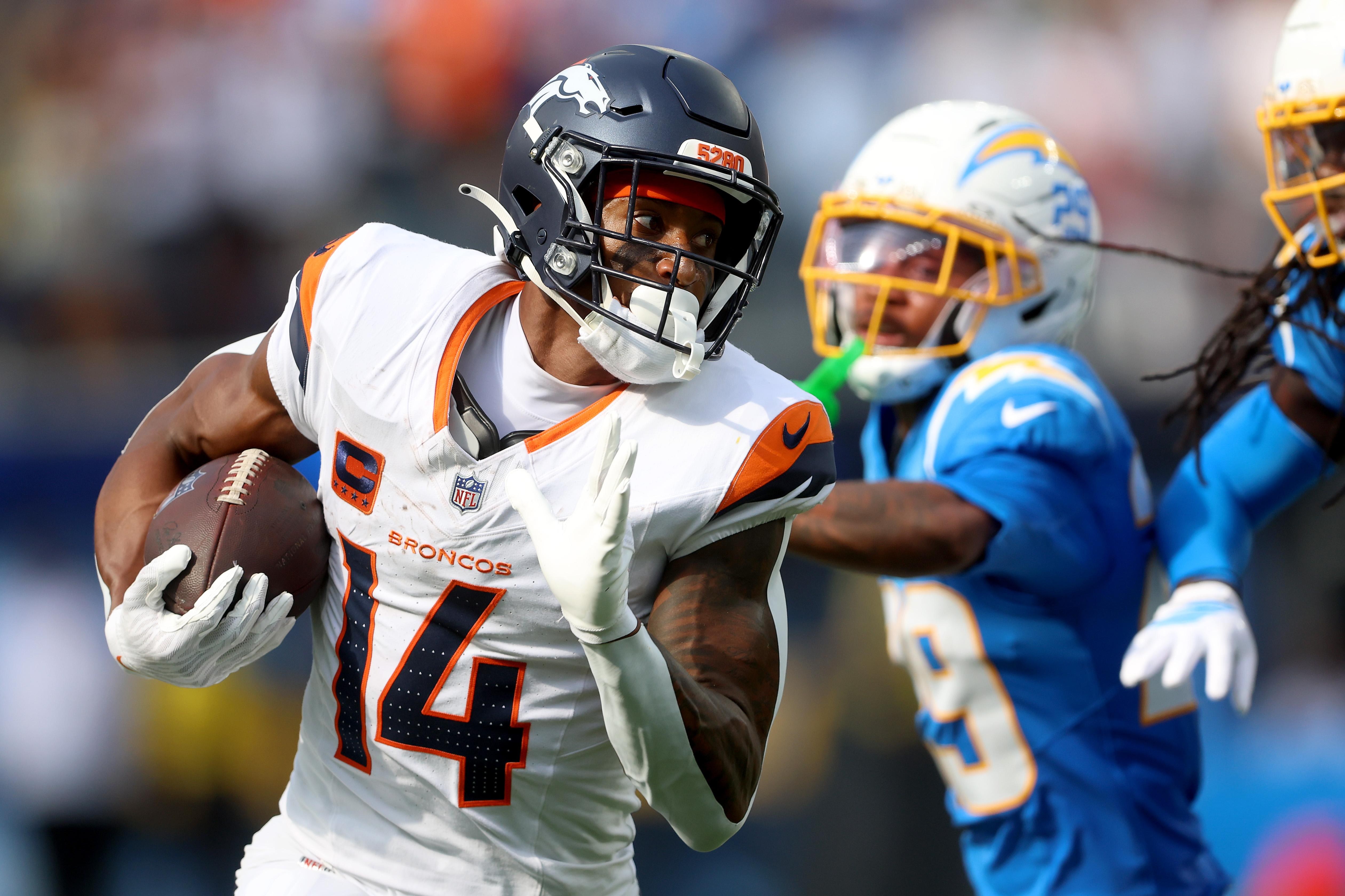 Courtland Sutton, dos Broncos, avança contra os Chargers no SoFi Stadium, em 21 de setembro de 2025.
