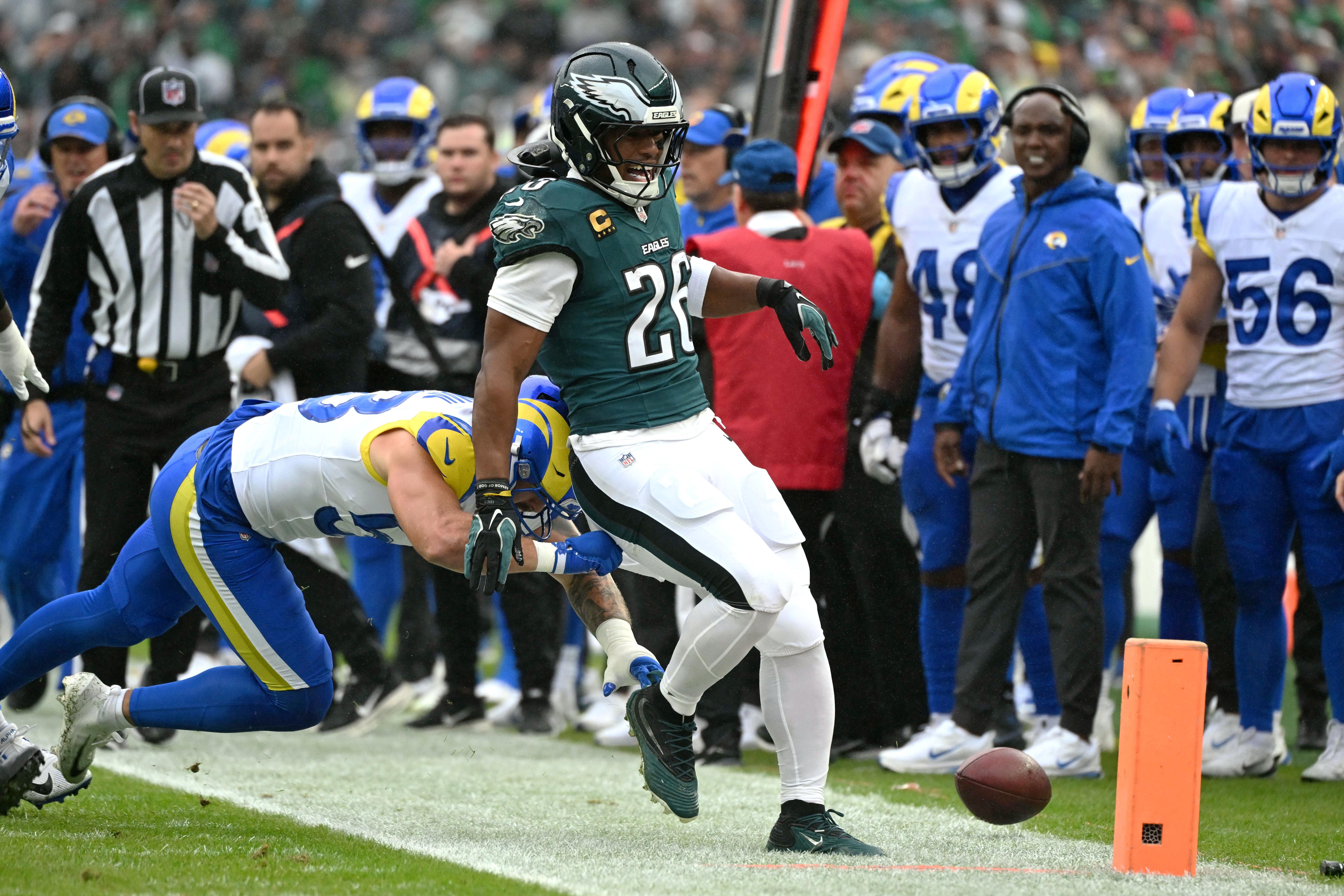 Nate Landman em campo durante partida entre Rams e Eagles.