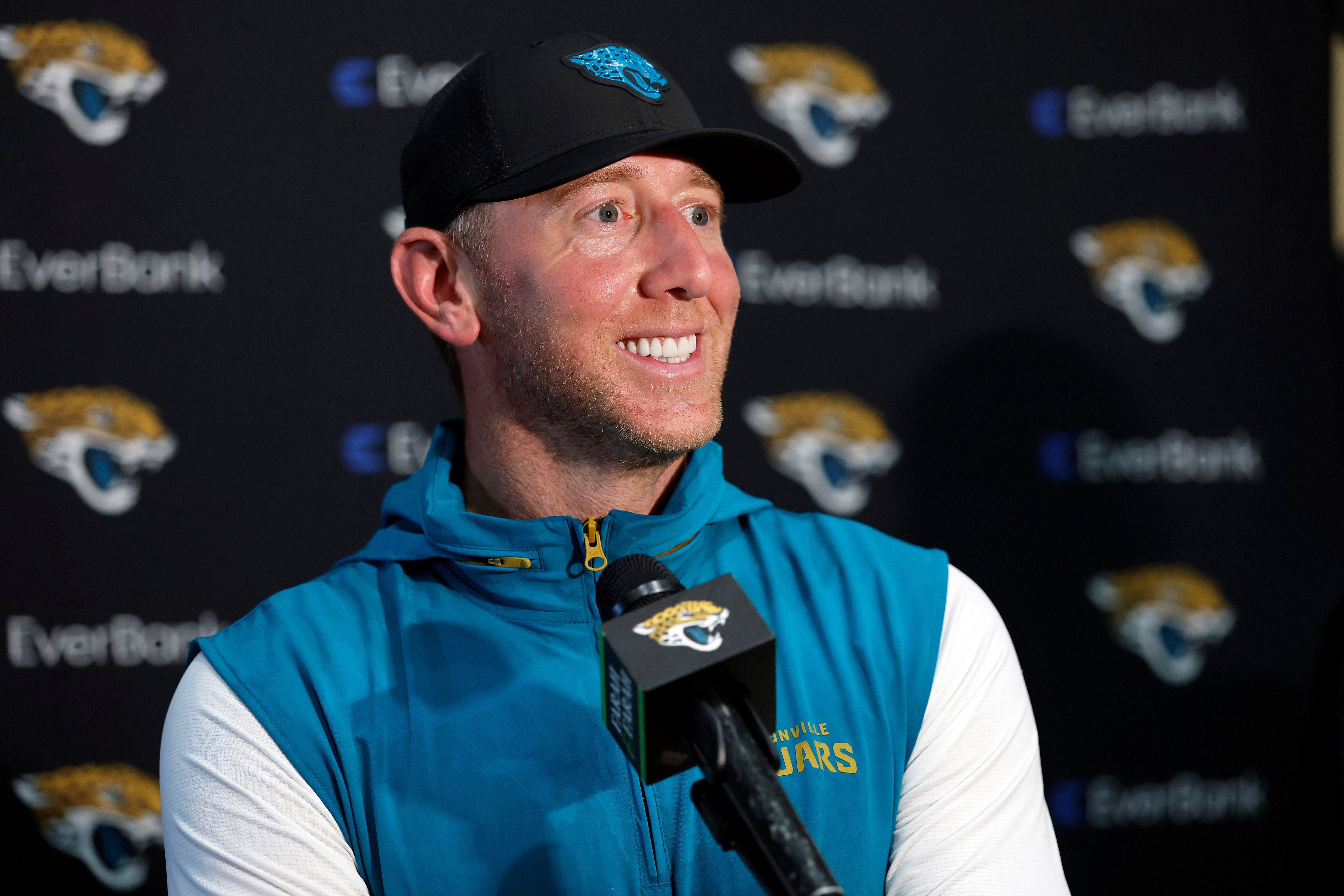 Liam Coen, treinador do Jacksonville Jaguars, fala à imprensa após um treino conjunto em Metairie, em 13 de agosto de 2026.