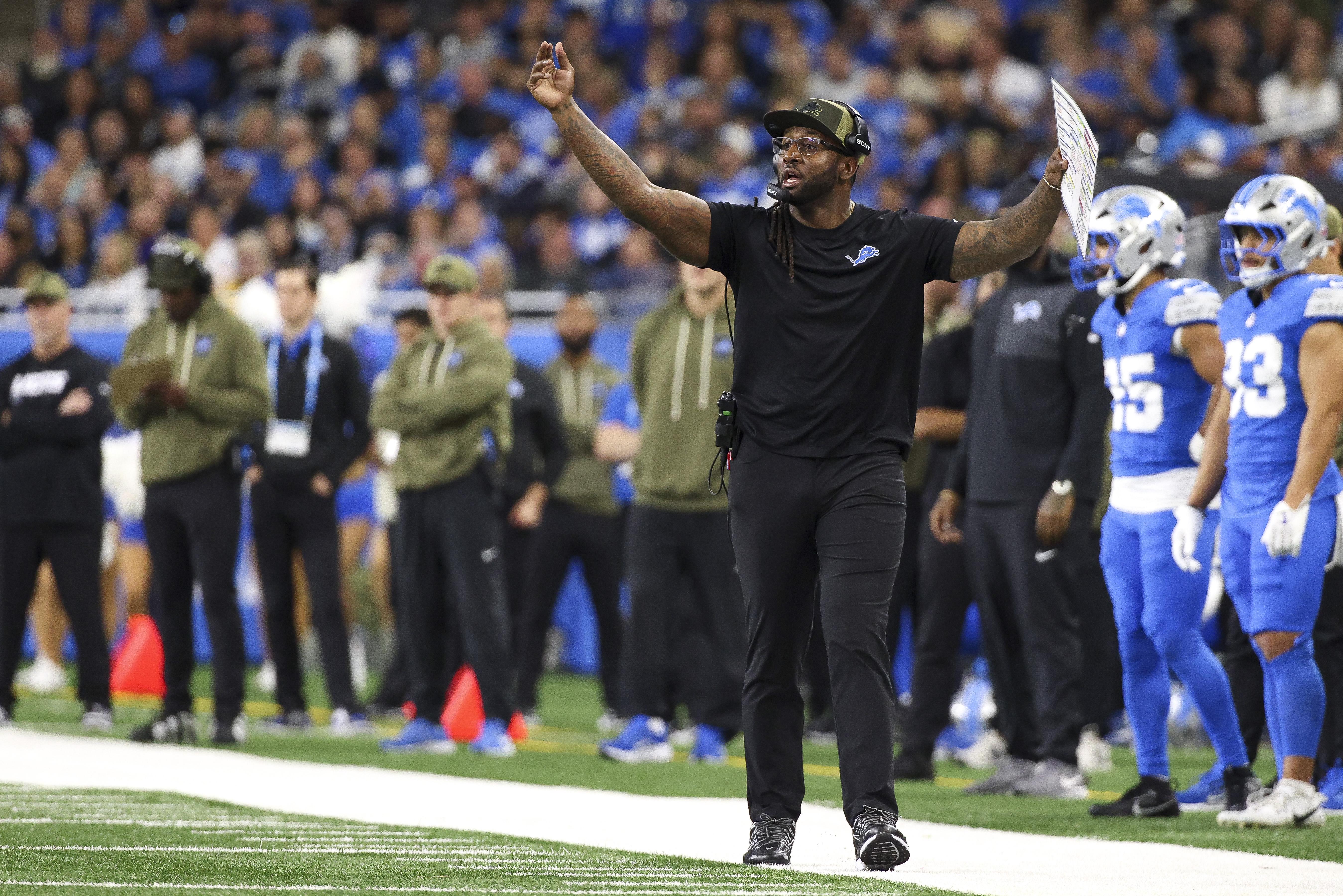 Kelvin Sheppard, então coordenador defensivo dos Lions, reage durante o jogo contra os Vikings em Detroit, em 2 de novembro de 2025.