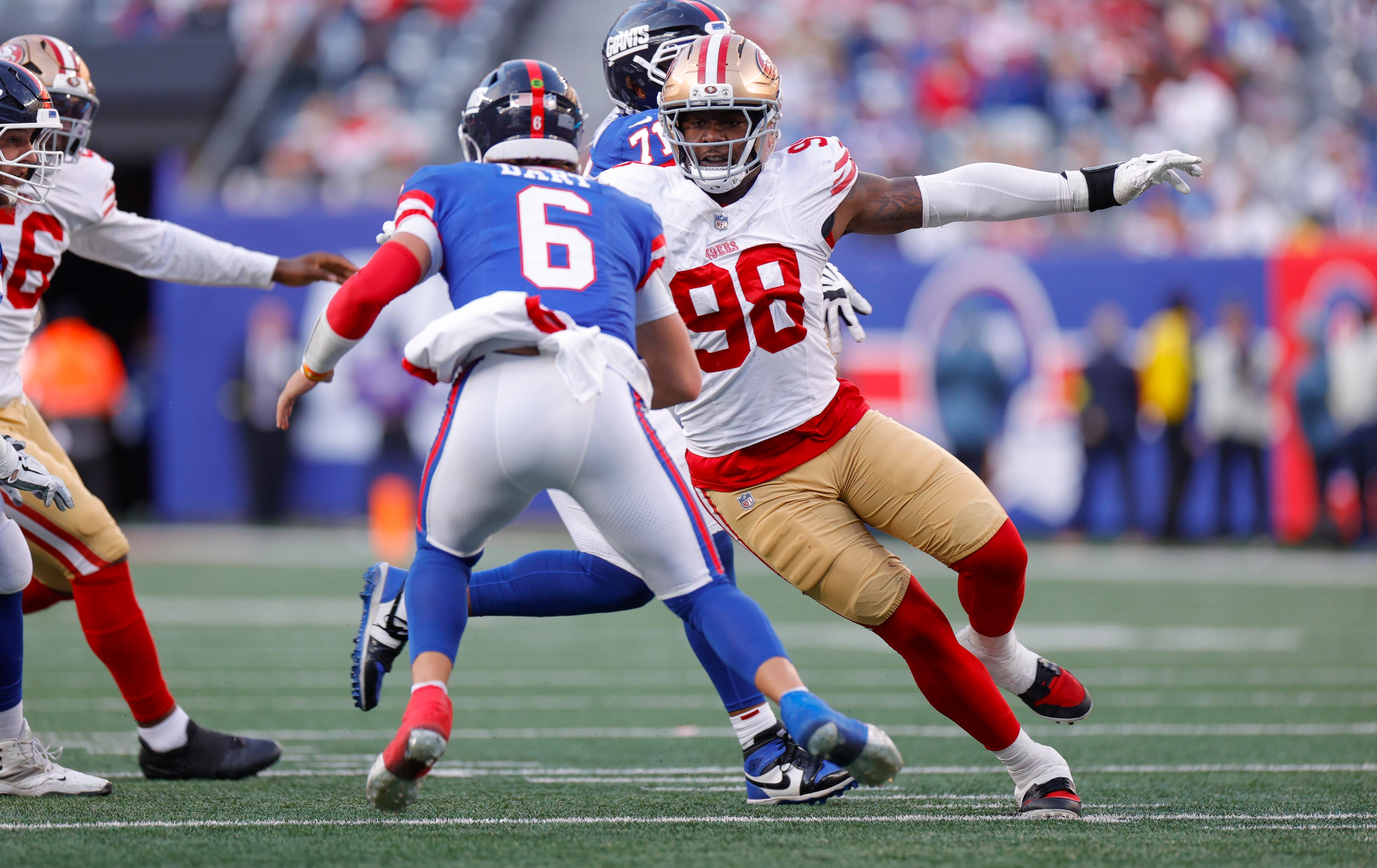 Mykel Williams pressiona Jaxson Dart durante 49ers x Giants, em 2 de novembro de 2025.