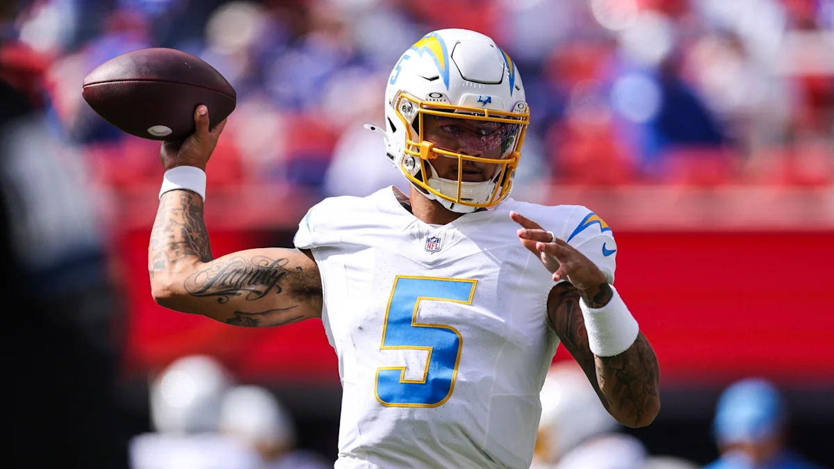 Trey Lance em campo com o uniforme dos Chargers.