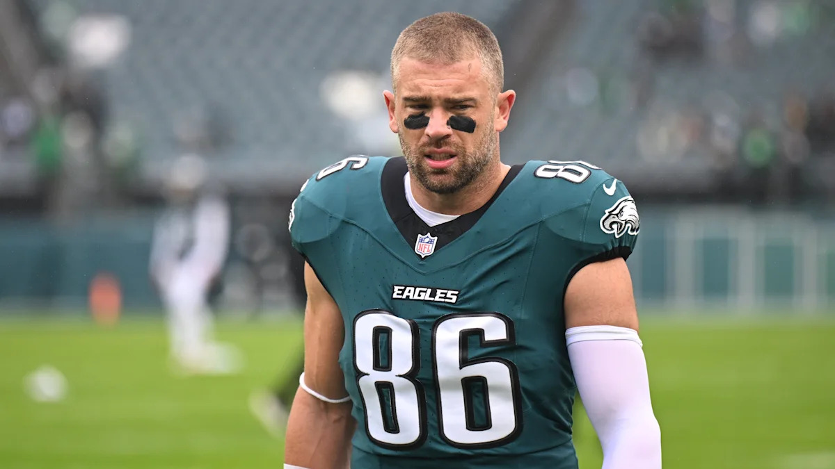 Zach Ertz em campo com o uniforme dos Eagles.