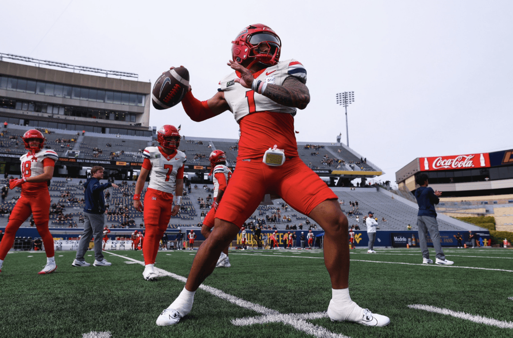 Jogador de Arizona se prepara para lançar durante atividade em campo.