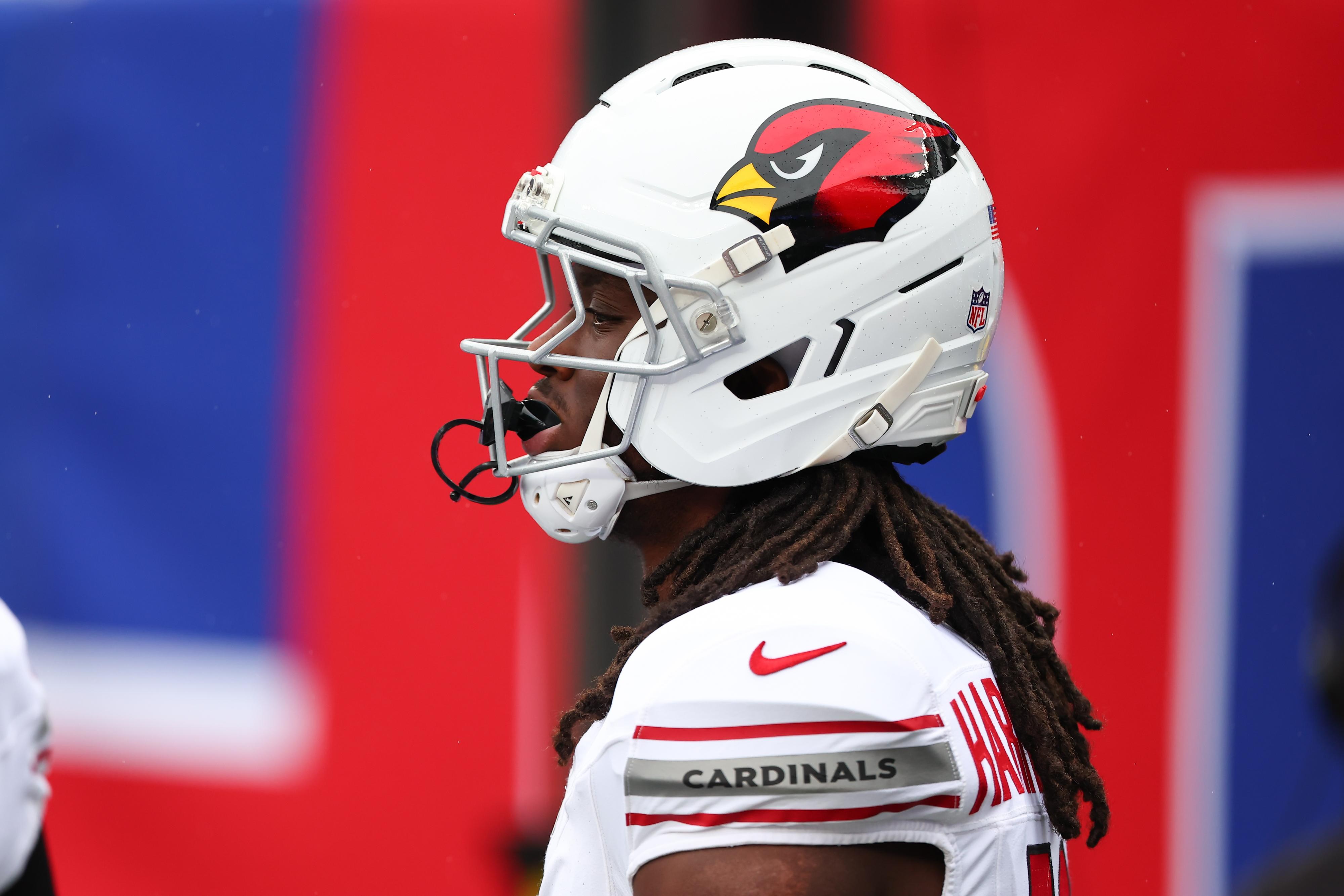 Marvin Harrison Jr. com o uniforme e o capacete dos Cardinals.