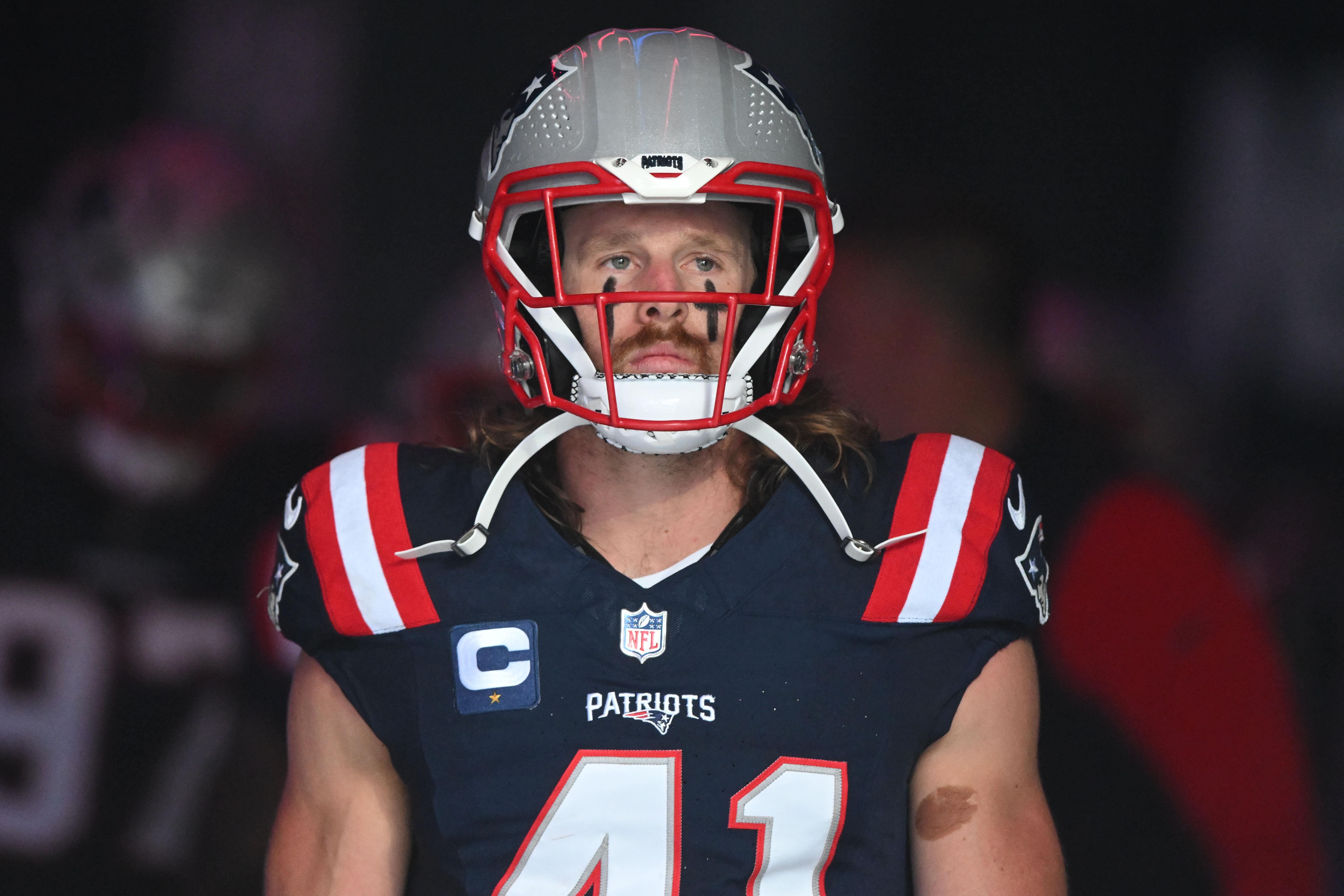 Brenden Schooler entra em campo pelos Patriots contra os Raiders, em 7 de setembro de 2025.