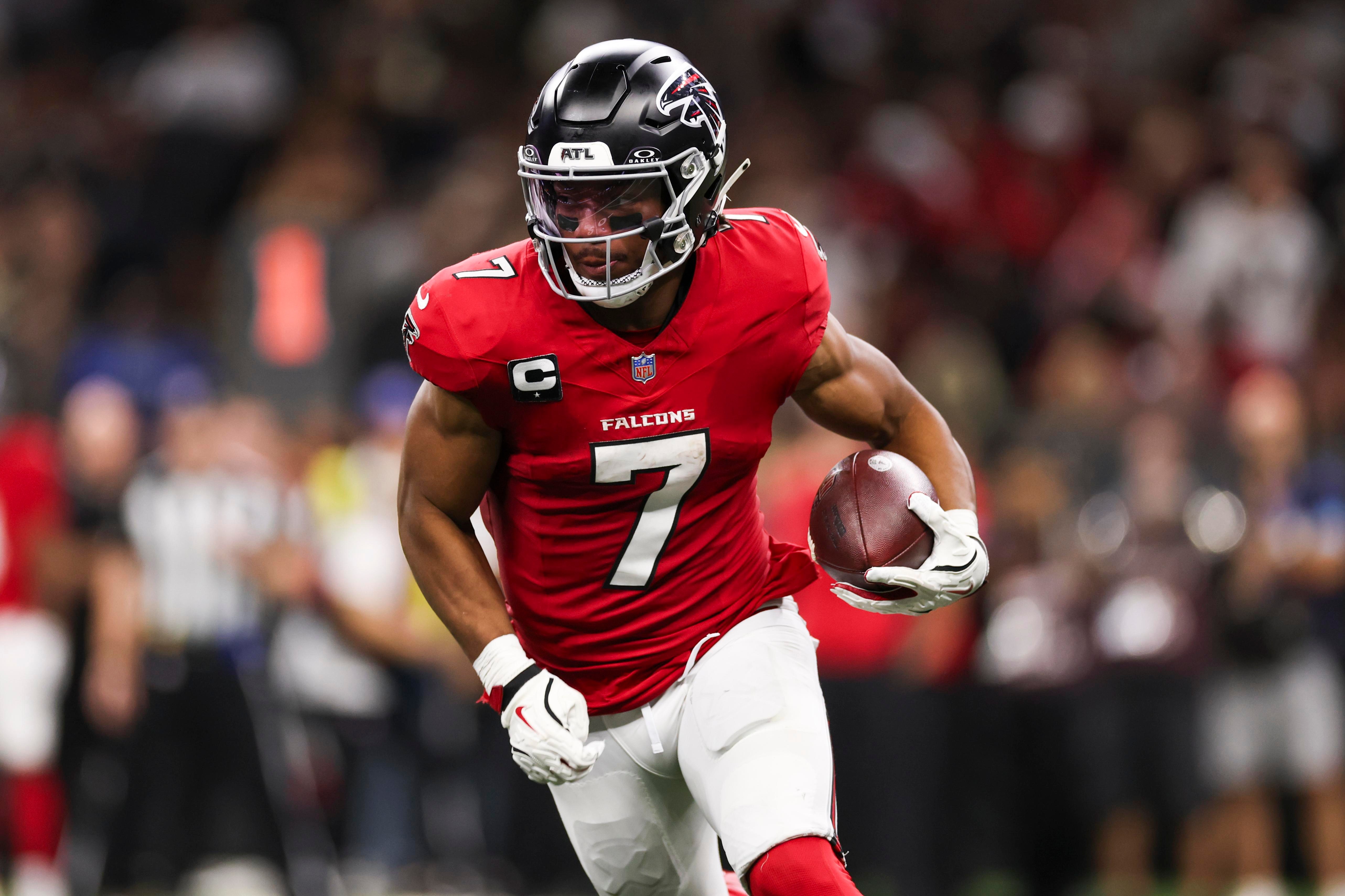 Bijan Robinson avança pelos Falcons contra os Saints, em 5 de outubro de 2026.