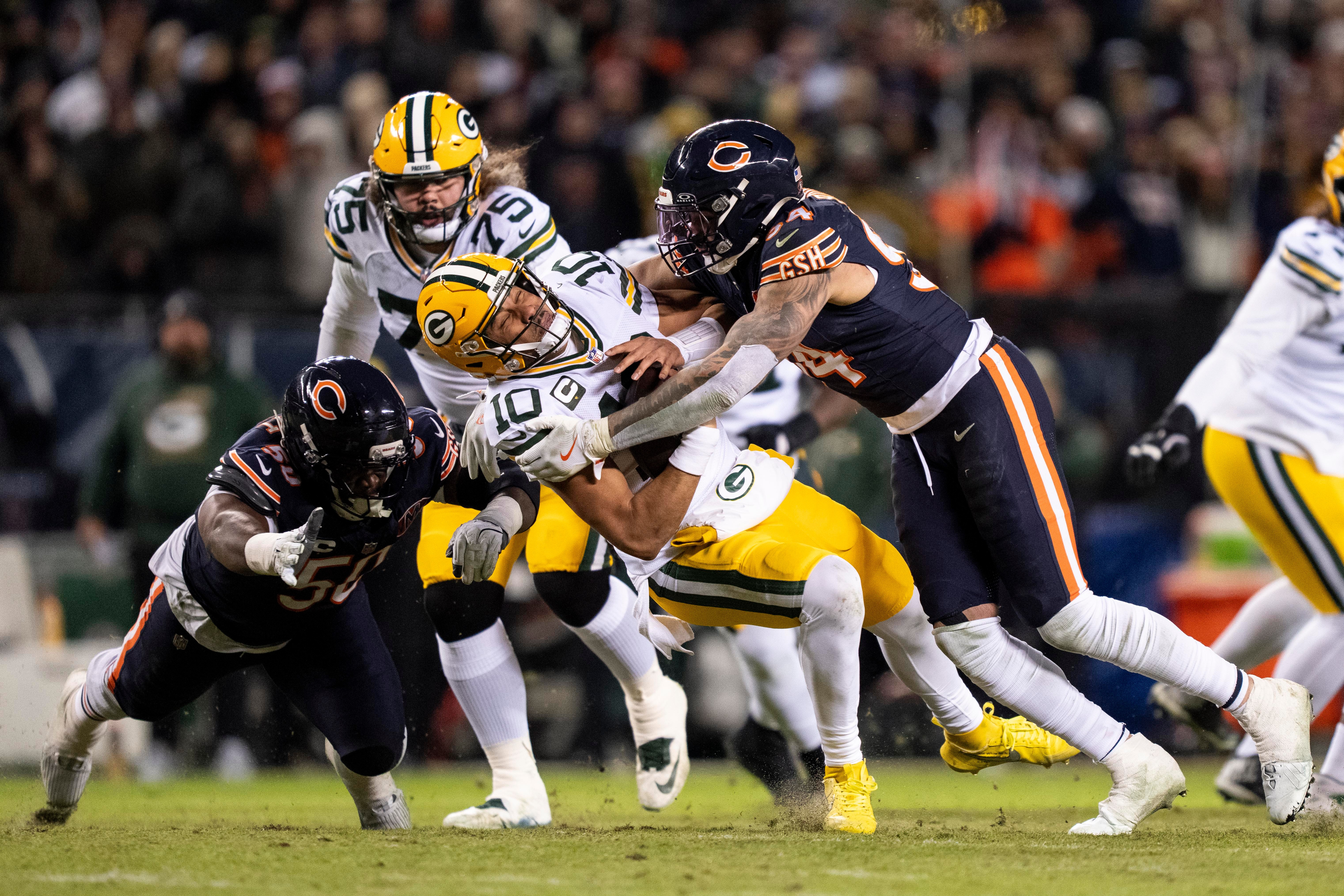 Jogadores de Packers e Bears disputam uma corrida.