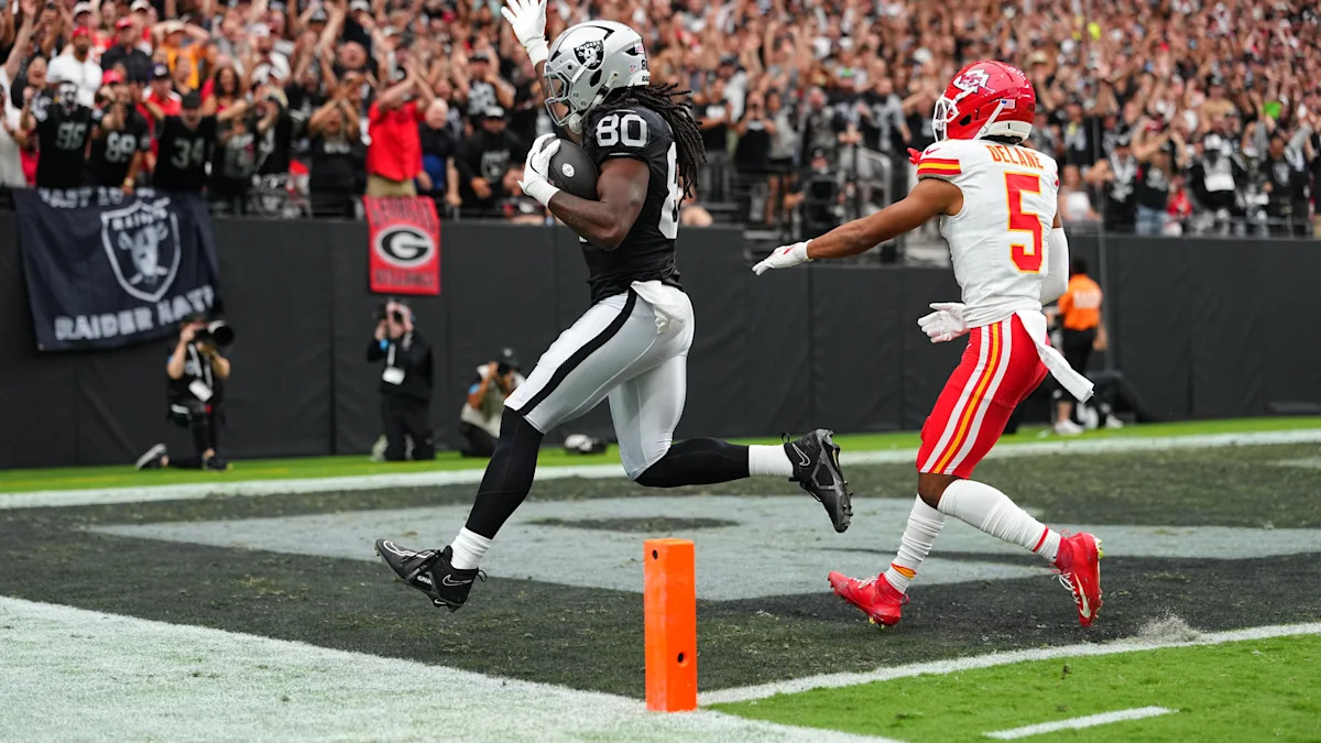 Ian Thomas, dos Raiders, marca um touchdown contra os Chiefs, em 4 de outubro de 2026.