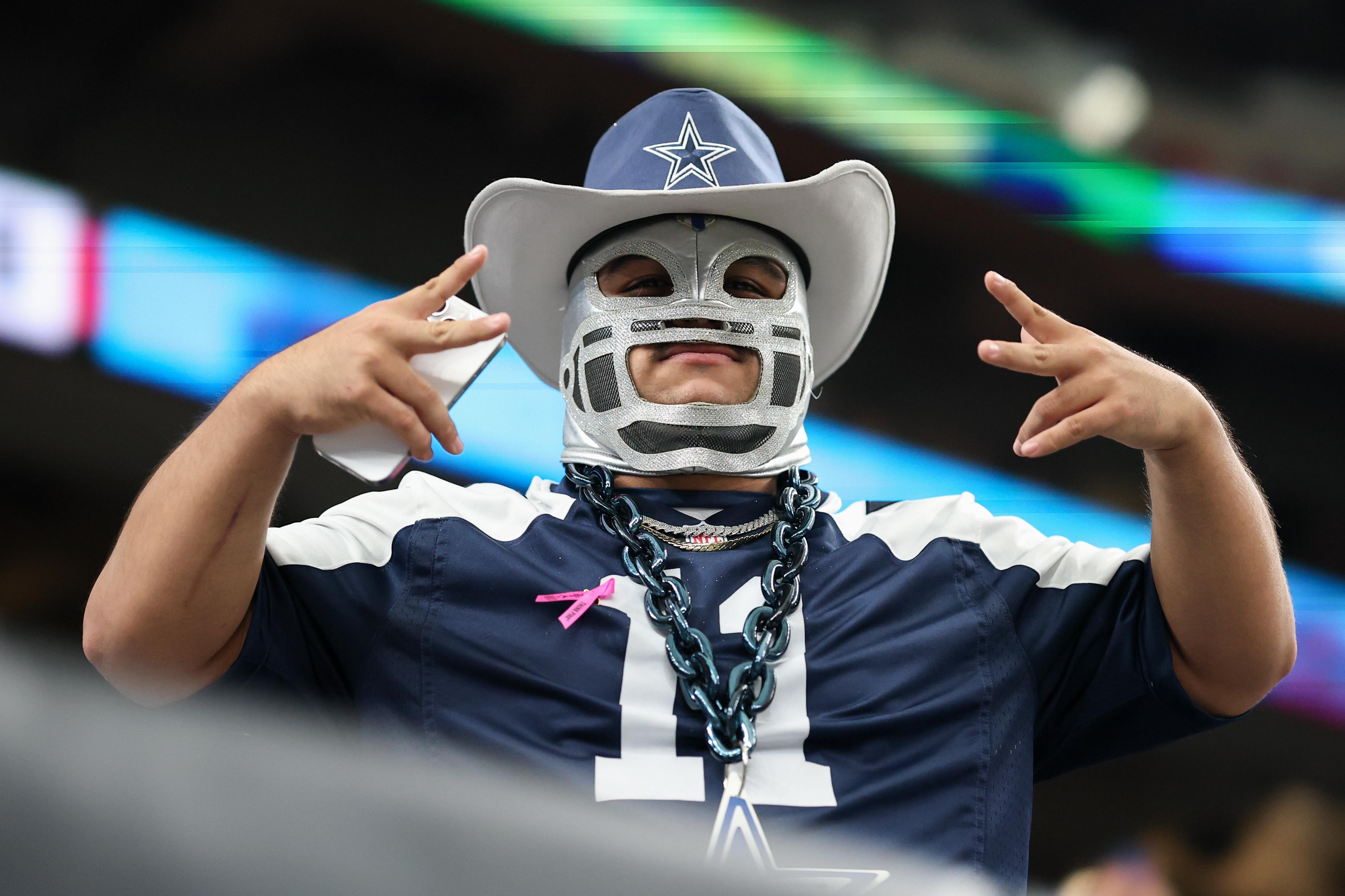 Torcedor dos Cowboys acompanha uma partida na arquibancada.