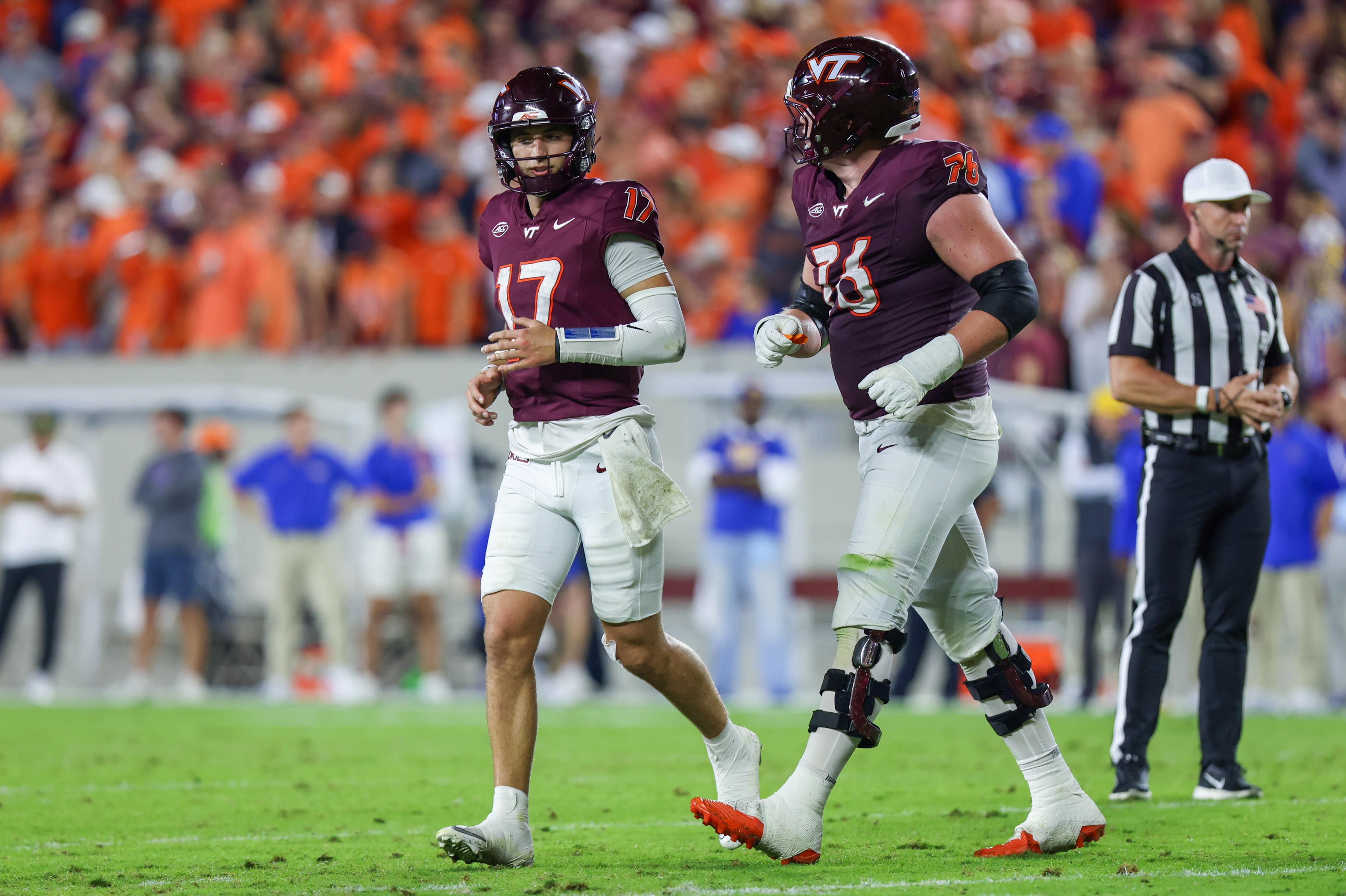 Ethan Grunkemeyer e Aidan Lynch, de Virginia Tech, durante jogo contra Pittsburgh em 2 de outubro de 2026.
