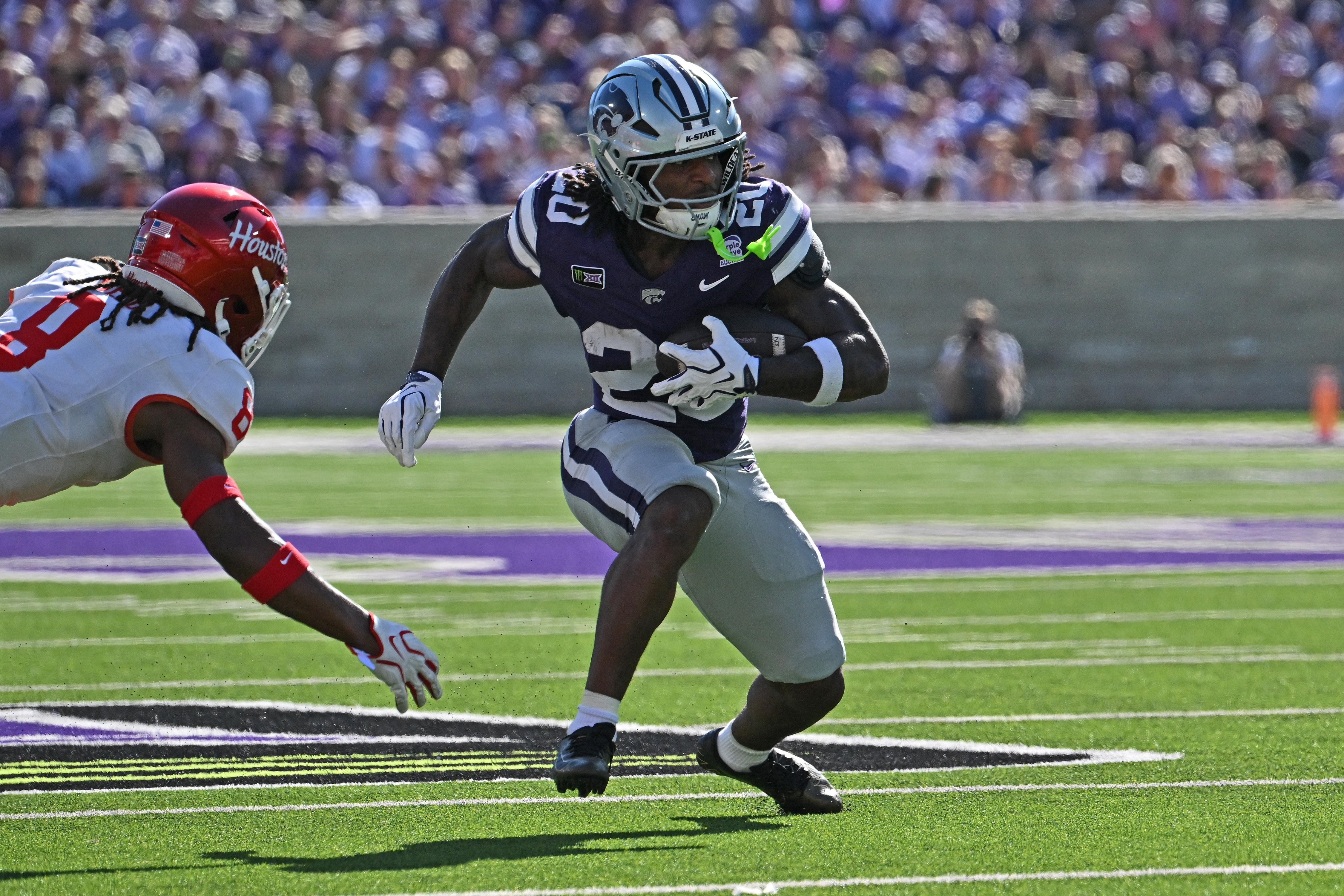 Rodney Fields corre com a bola por Kansas State.
