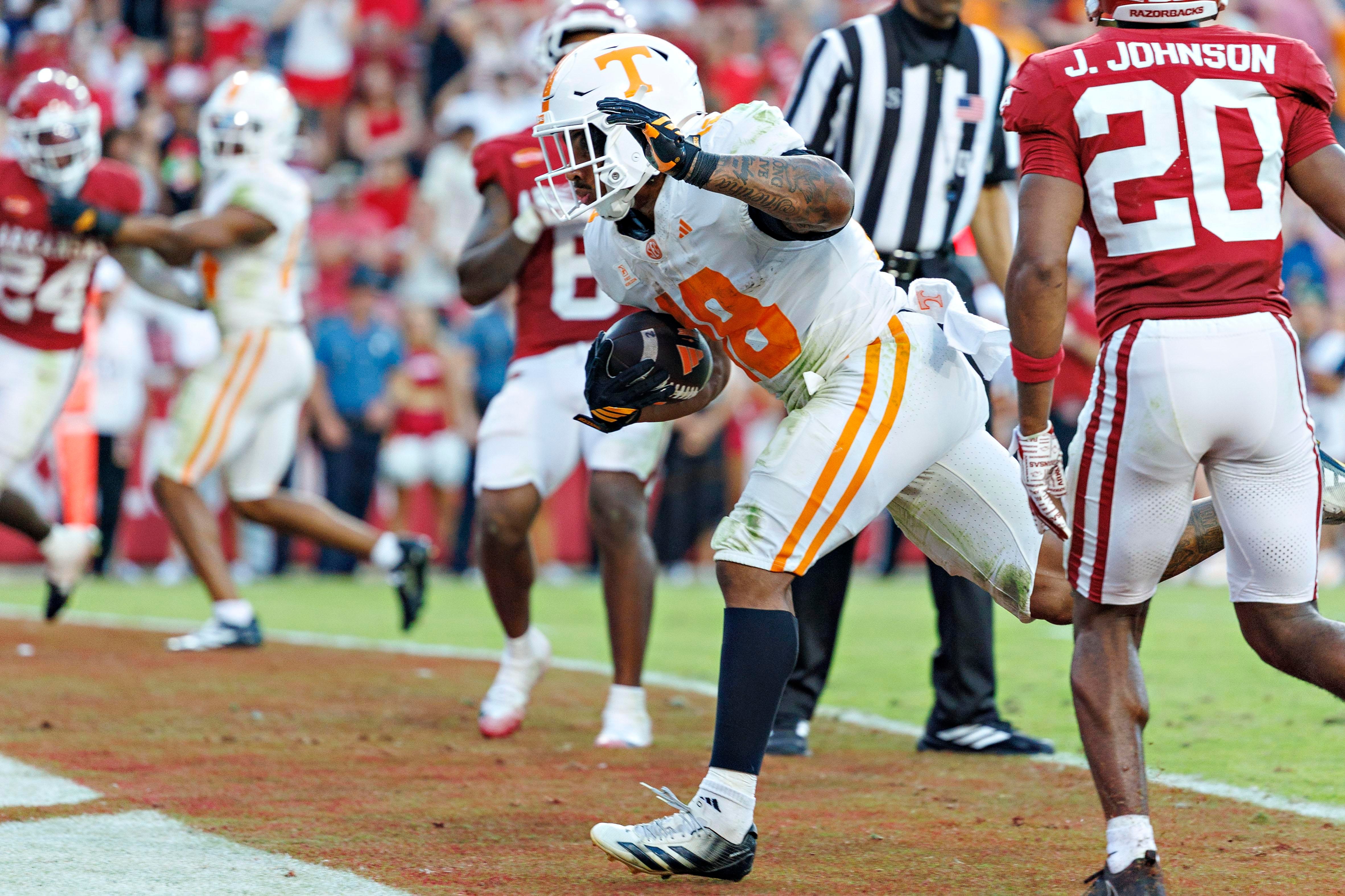 DeSean Bishop corre para touchdown de Tennessee contra Arkansas em 10 de outubro de 2026.