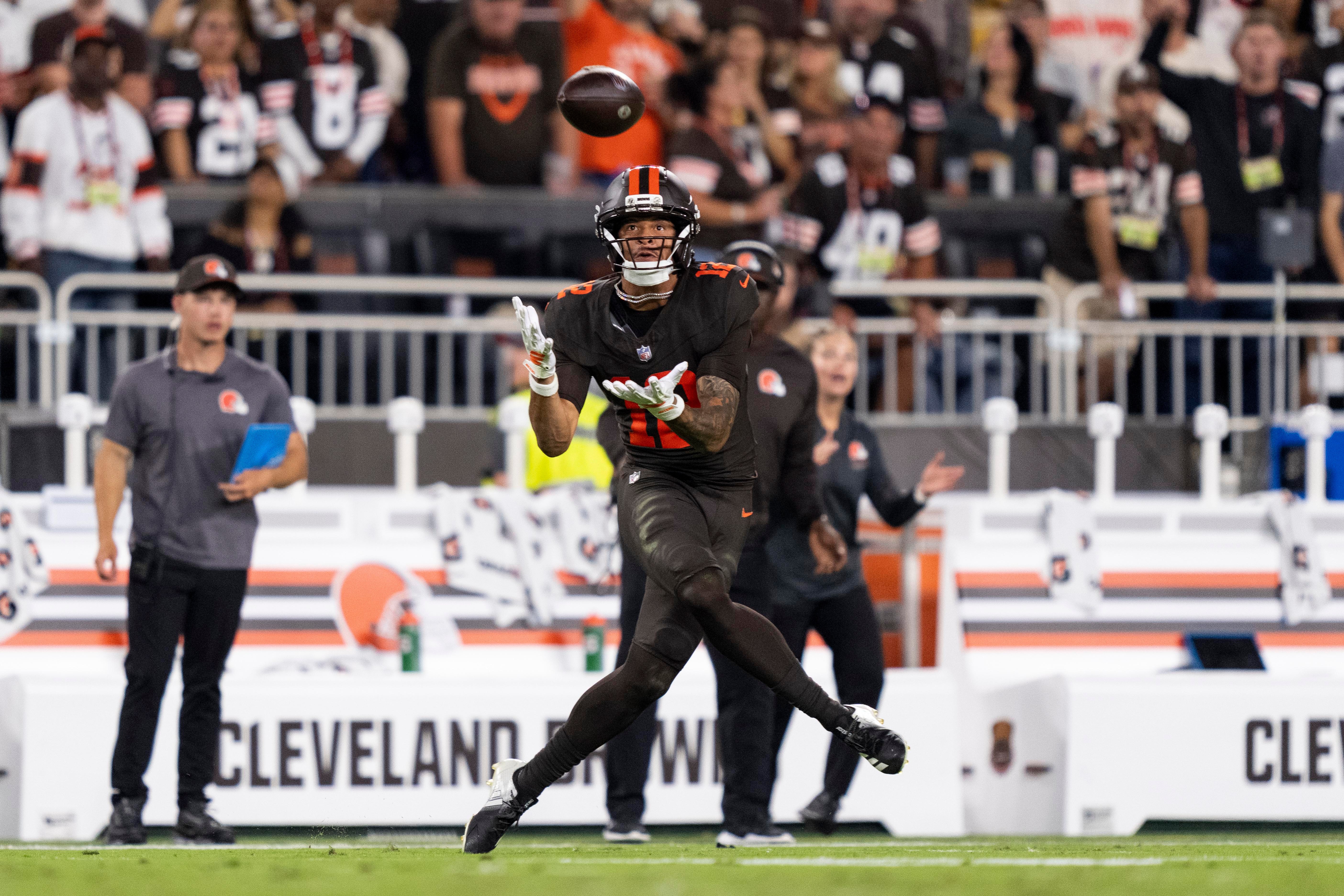Denzel Boston recebe um passe dos Browns contra os Steelers em 1º de outubro de 2026.