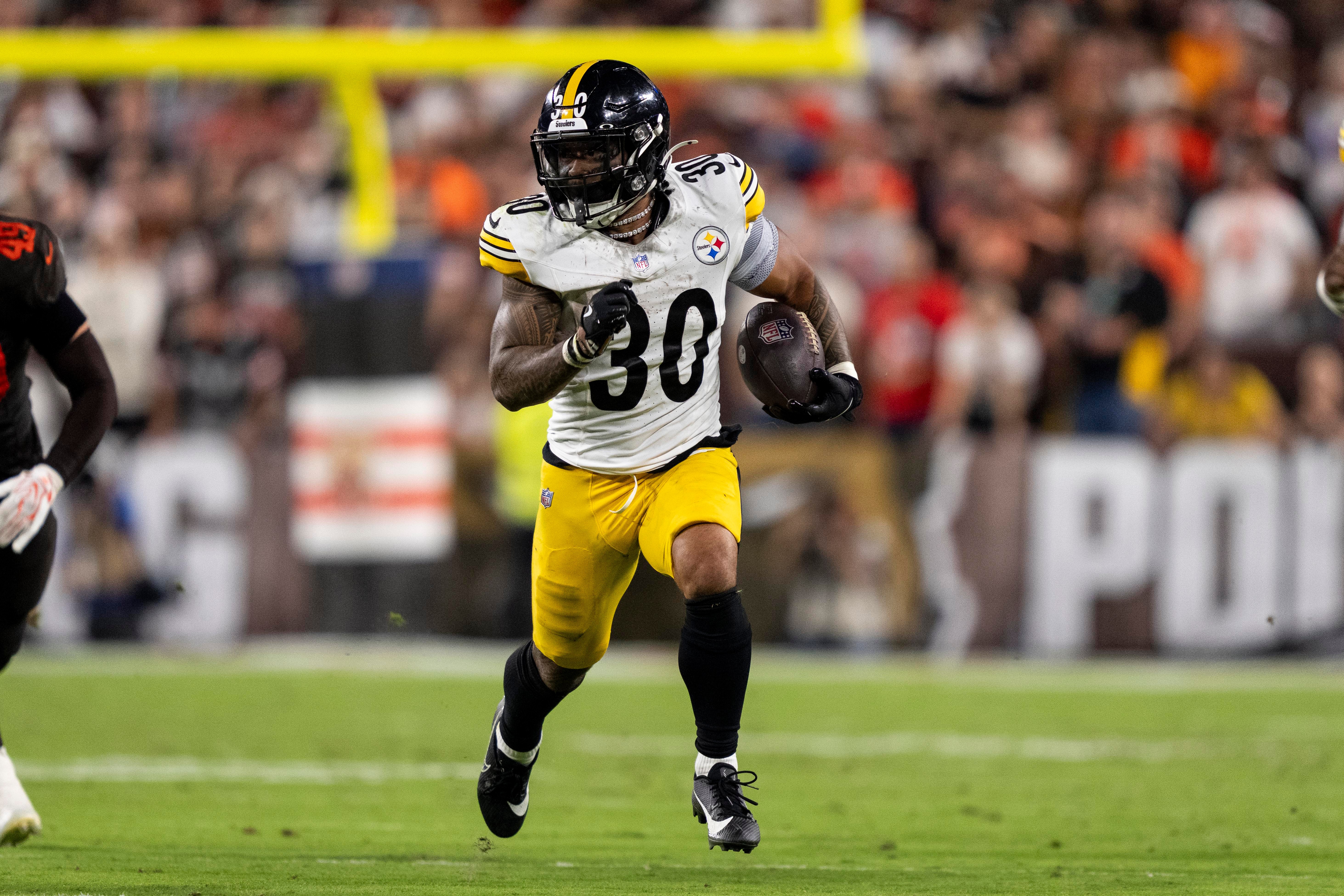 Jaylen Warren corre com a bola pelo Pittsburgh Steelers.