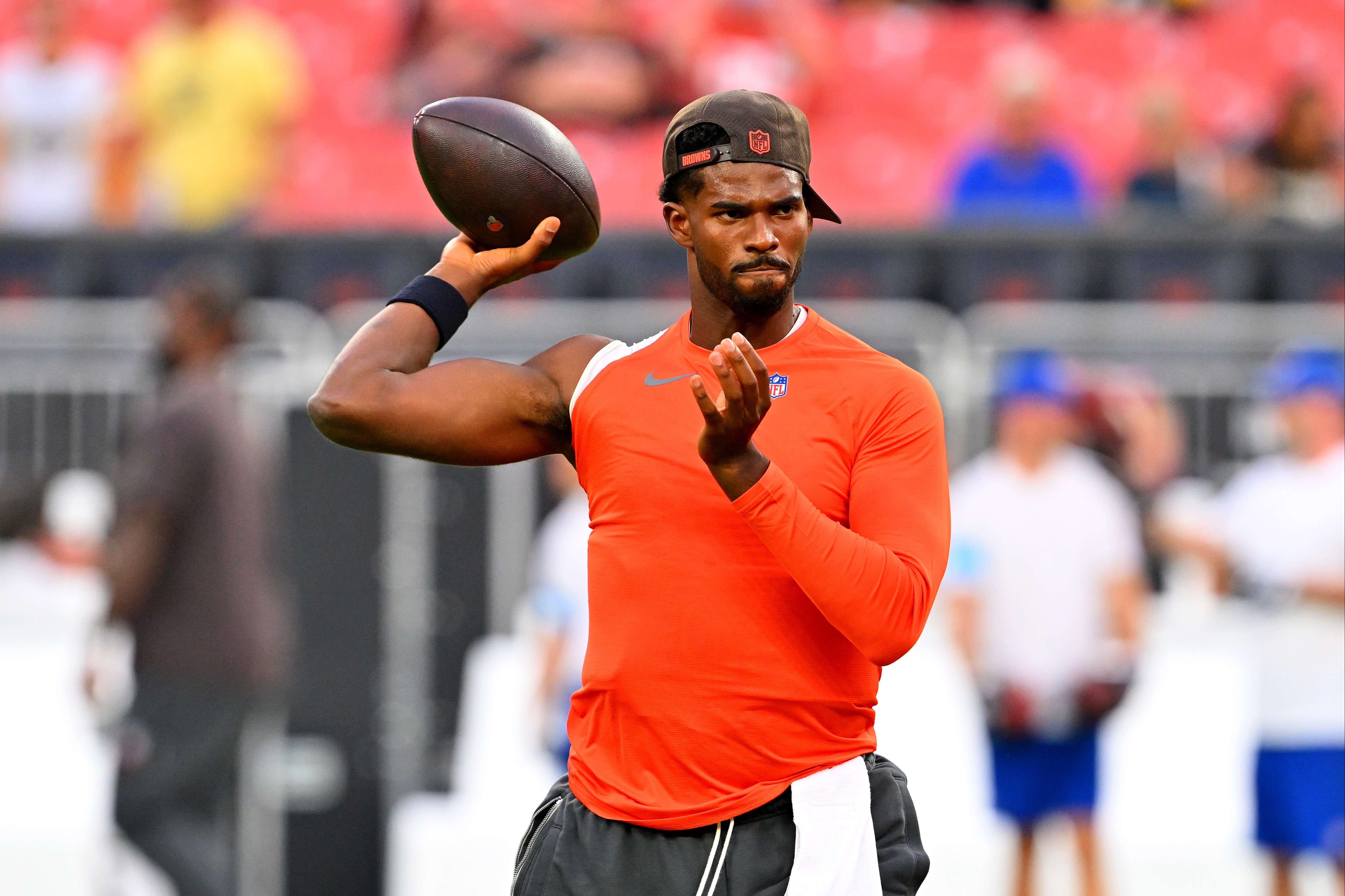 Shedeur Sanders se aquece antes do jogo dos Browns contra os Steelers, em 1º de outubro de 2026.