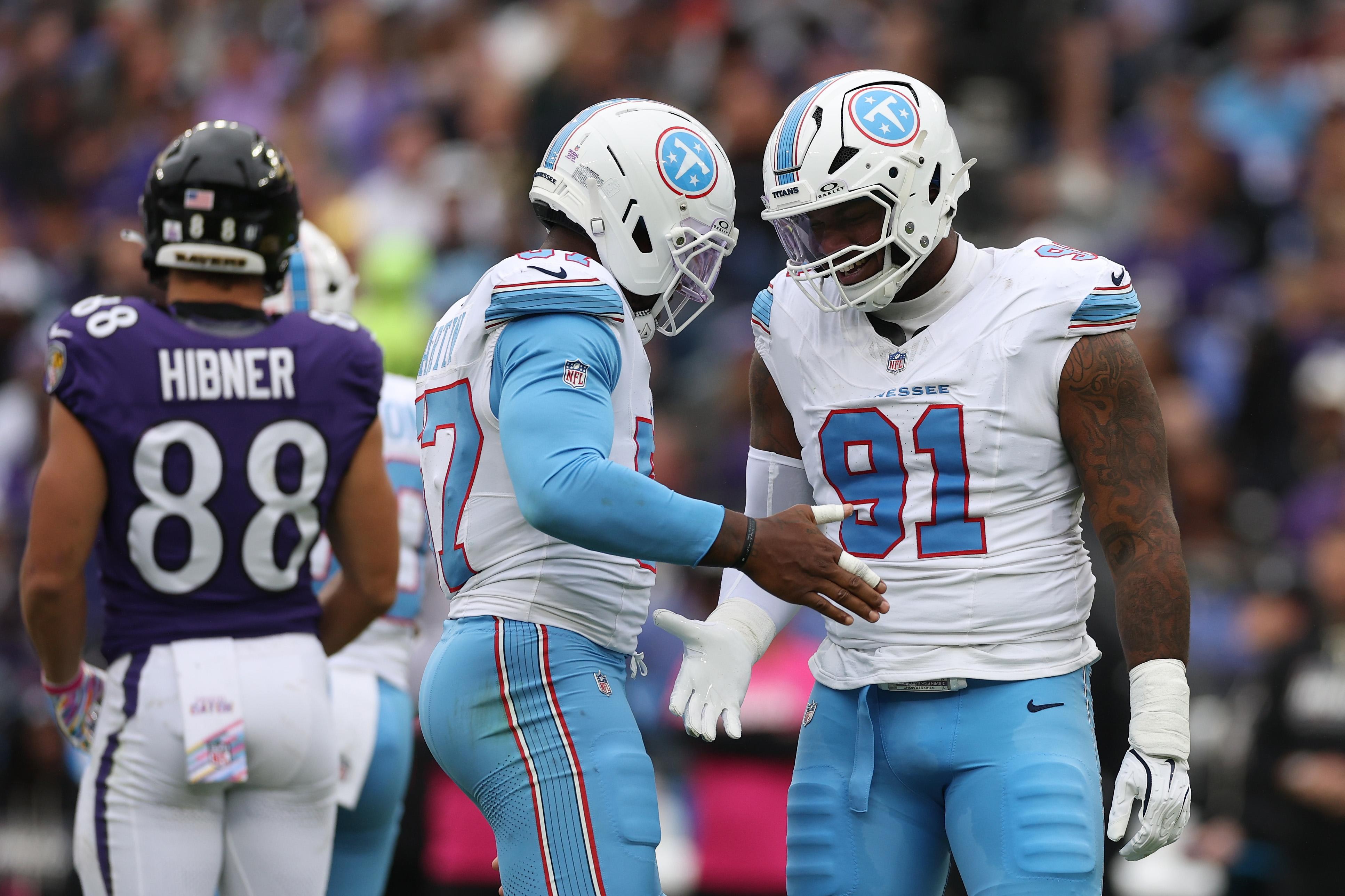 John Franklin-Myers comemora uma parada defensiva dos Titans contra os Ravens em 4 de outubro de 2026.